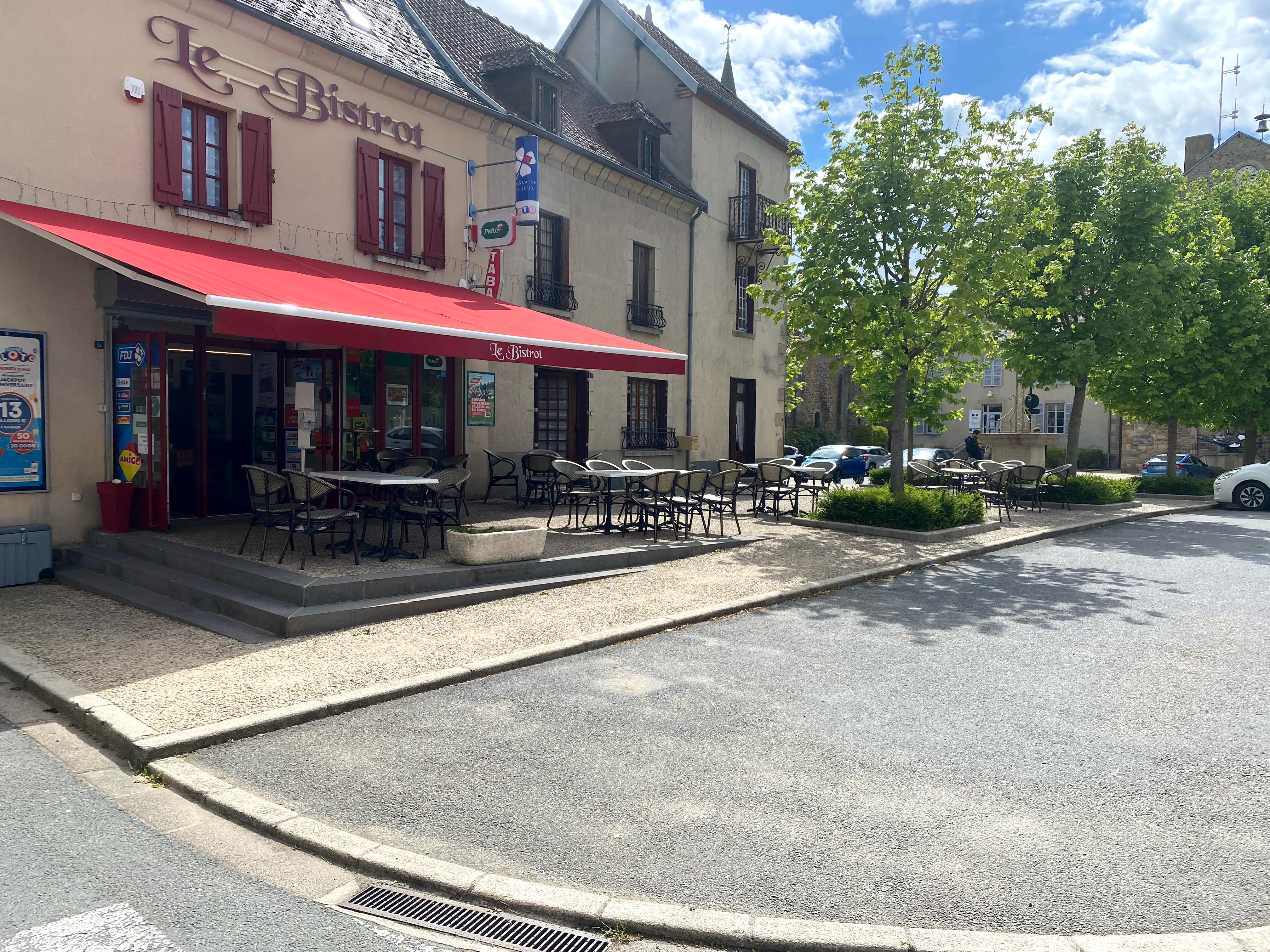 Bar tabac FDJ PMU 150000€ net vendeur 
Vente des murs également par SCI  75000€
Possibilité de développer de la restauration 
30 places assises + terrasse 34 places.
Situé en plein bourg avec places de stationnement.
Beaucoup de services :
Cabinet médical et infirmière, boucherie, boulangerie, pharmacie, centre de secours, collège, primaire, cabinet vétérinaires, station service, magasin de Lego, informaticien, magasin de vêtements, magasin de bricolage, magasin Vival, cave a vin, coiffeuses (2),