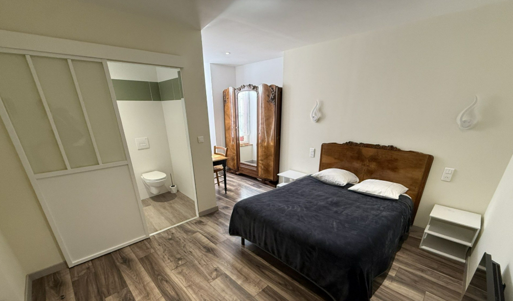 Une opportunité pour un couple ou des professionnels souhaitant donner un nouvel élan à leur projet de vie !
Au cœur de Nant, charmant village touristique du Sud-Aveyron, nous proposons à la vente un fonds de commerce hôtel-restaurant exploité depuis de nombreuses années.
La vente intervient dans le cadre du départ à la retraite des propriétaires actuels, qui souhaitent transmettre cette belle affaire à de nouveaux repreneurs prêts à poursuivre et à développer l’activité.

Situé en plein centre du village, à proximité d’un sentier de grande randonnée, l’établissement bénéficie d’une belle visibilité et d’une clientèle composée notamment de touristes, de motards, de randonneurs et de cyclistes.
À environ 30 minutes de Millau et 1 heure de Montpellier, cette affaire peut permettre à de nouveaux repreneurs de poursuivre une activité existante tout en développant leur propre projet.
Un établissement prêt à accueillir ses futurs exploitants.
D’une superficie d’environ 500 m², l’hôtel-restaurant comprend :
•	10 chambres ;
•	Deux salles de restaurant offrant 50 couverts au total ;
•	Une grande terrasse ombragée de 60 couverts, équipée d’un barbecue professionnel ;
•	Une cuisine professionnelle équipée ;
•	Une salle de plonge et une lingerie ;
•	Une grande réserve ;
•	Un appartement de fonction permettant de vivre sur place.
L’établissement est bien entretenu. Les installations électriques et la sécurité incendie sont à jour, et la chaudière est récente. Aucun gros travaux n’est annoncé comme nécessaire.
Une activité existante avec des bases solides
Le chiffre d’affaires est stable depuis trois ans, à hauteur de 260 000 € par an.
Le loyer est de 1 500 € par mois. Aucun personnel n’est à reprendre, ce qui permet aux futurs exploitants d’organiser leur activité selon leur propre projet.
La terrasse, la clientèle touristique et la proximité des itinéraires de randonnée offrent des possibilités pour développer l’activité, notamment pendant la saison estivale.
Les informations essentielles
•	Localisation : Nant (12230), Sud-Aveyron
•	Prix du fonds de commerce : 159 000 €
•	Surface : environ 500 m²
•	Capacité hôtelière : 10 chambres
•	Restaurant : 50 couverts en intérieur et 60 en terrasse
•	Loyer mensuel : 1 500 €
•	Appartement de fonction sur place

Cette affaire conviendra à un couple motivé souhaitant entreprendre ensemble, à des professionnels de l’hôtellerie-restauration ou à des repreneurs désireux de poursuivre une activité existante dans un environnement touristique.

Contactez-nous pour échanger sur cette opportunité et organiser une visite de l’établissement.