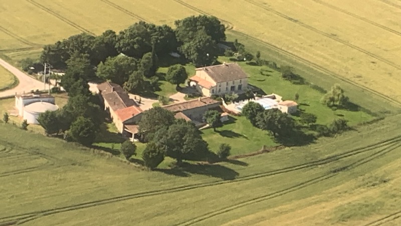 Ensemble immobilier à fort potentiel touristique, situé dans un cadre calme et verdoyant, à 30 mn de La Rochelle, avec accès facile par la 4 voies, aux portes du Marais Poitevin et à 15 mn d’une gare de TGV.
Un ancien corps de ferme restauré en pierre, comprenant 6 gites avec une salle de réception, une piscine et une grande maison d’habitation, le tout sur une parcelle de 1Ha au milieu des champs.
Une maison d’habitation de plus de 230 m², avec 4 chambres dont 1 suite parentale, 1 bureau, 2 cuisines, salon, salle à manger.
L’ensemble des 6 gites a une capacité de 36 couchages au total, tous très bien équipés, et 4 sont classés en meublés de Tourisme.
Les surfaces des gites s’étendent de 50 à 120 m², pour une capacite de 2 à 10 couchages par gite.
Une salle de réception de 80 m², adaptée aux mariages, séminaires, fêtes et événements privés, avec un préau de 40 m² et 1 cuisine pro pour les traiteurs complètent cette partie. Cette salle se transforme également en salle de jeux selon la demande.
Une piscine de 6*12 m, avec un abri haut amovible, et chauffée avec panneaux hydraulique solaire, (solution écologique).
Des panneaux photovoltaïques (9kw), un hangar, une serre et un atelier, un parking,
Pour les loisirs des clients, un terrain de pétanque, des vélos, un trampoline, une balançoire et un toboggan sont à disposition. 

Des projets d’extensions sont possibles, comme : 
•	Location journée piscine avec swimmy.fr,
•	Développer l’activité de séminaire d’entreprises, en semaine,
•	Période d’ouverture à optimiser 2 à 3 mois en plus, 
•	Création d’un 7ème gite environ 80/90 m² (43 m² au niveau rdc) pour 5/6 personnes, à la place de l’atelier, et déplacement de l’atelier dans le hangar.
•	Création d’un dortoir environ 50m² pour 8 /10 personnes, au-dessus de la cuisine collective,
•	Mettre une tente type Yourte Française de 100m² pour accueillir des plus grands événements type mariage.

Ce bien est vendu meublé tout équipé, prêt à fonctionner, avec des réservations confirmées pour les 2 prochaines années. 80 000€ de réservations enregistrées pour 2026, et déjà 2 contrats signés pour 2027.

CA 2023 : 106.000€ / EBE : 39.865€
CA 2024 : 112.000 € / EBE : 58.586€
Prix Murs et Fonds : 1.250.000 € - Apport conseillé : 600.000 € minimum.
Dossier photos sur demande après échange & entretien téléphonique.
