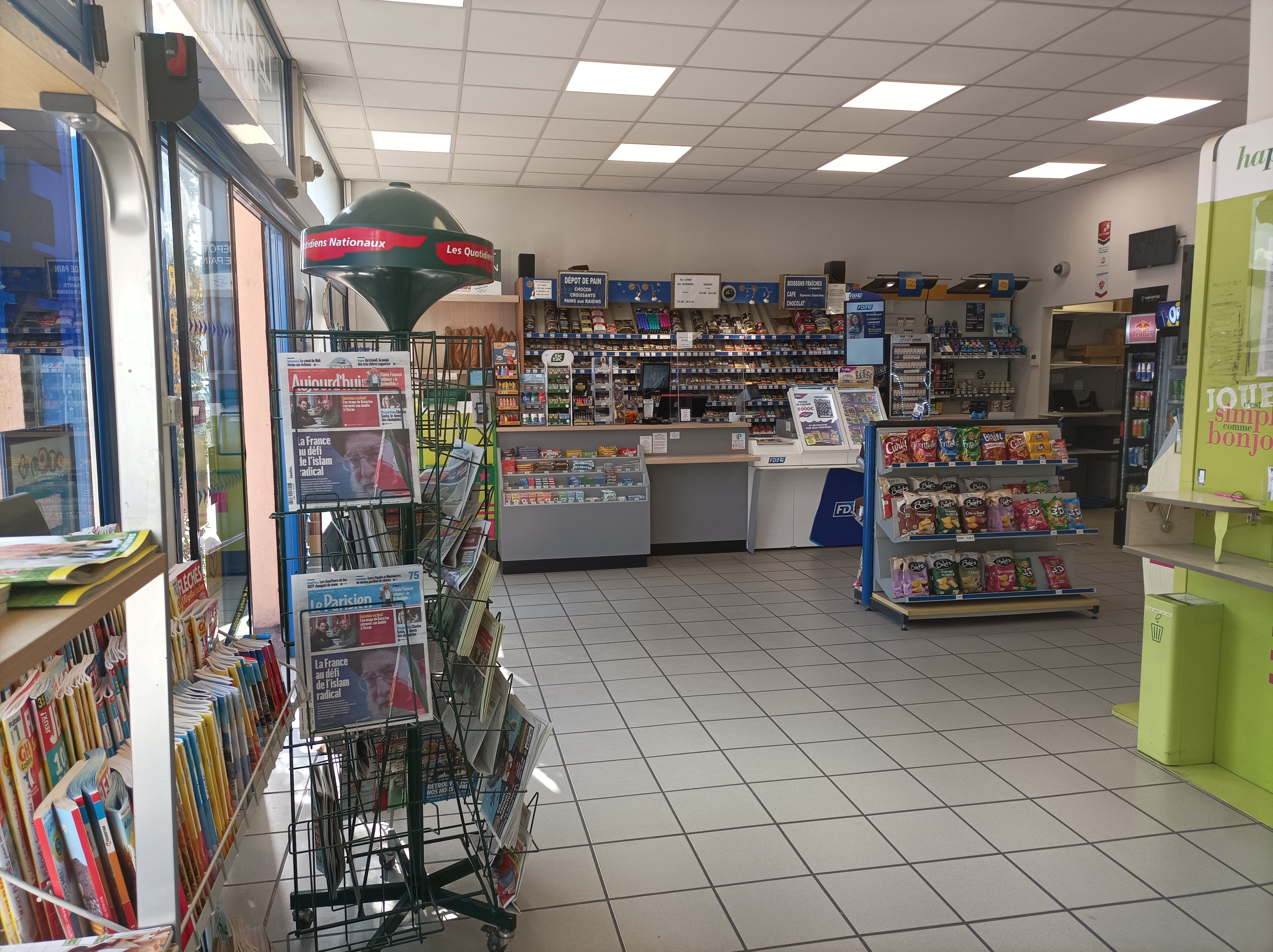 Montauban (82000) particulier vends Bureau de Tabac, Presse, Loto, activités annexes (Pmu, relais pickup, point Nickel...)

Possible avec ou sans murs commerciaux

Exploité depuis 28 ans par le couple de gérant.

Fonds de commerce Tabac Presse Loto :
EBE retraité 78644 € (cotisations sociales du dirigeant incluses)
Prix de vente 250 000 €
Toute offre sera étudiée avec attention, pouvant faire l'objet d'une négociation.

Murs : possibilité de se porter acquéreur des murs pour une autonomie totale et un investissement. Prix indicatif 175 000 € 
(équivalent loyer actuel sur 15 ans / par ex)

Commerce idéal pour une activité rentable, immédiate, alliant confort de vie ou vrai possibilté de croissance car :
- Ferme 15 jours en été + 15 jours en hivers (variable) soit 1 mois de vacances
- Ferme le dimanche et jours fériés et le samedi fermeture à 18h.

A noter, le samedi uniquement, présence de deux salariées(étudiants), autonomes (1 matin / 1 aprés-midi), soit 2 contrats de 5h30, ce qui libére le gérant éventuellement le samedi, en partie ou en totalité, pour bénéficier d'un vrai week-end. Salaires et charges déjà inclus dans le bilan.
La semaine tenu par le couple de gérant.

Magasin trés agréable, spacieux, bénéficiant de trois façades vitrées, trés lumineux, ensoleillé et ouvert sur l'extérieur. Trés plaisant.
Surface idéale : magasin 70m2 / réserve 25m2, permettant de faire évoluer à sa guise l'agencement des produits et de l'offre commerciale.
Aucun travaux d'aménagement à prévoir, magasin trés bien entretenu.

Situé juste à côté de la Gendarmerie, sur un axe principal de sortie de ville (quartier Villebourbon / Sud de Montauban), reliant également la rocade, l'accés vers Toulouse et la zone commerciale Albasud. Stationnement aisé devant le commerce de trois places Zone Bleu (limitée 30 min) et place livraison ainsi que stationnement privatif pour le commerçant.

Alarme (norme A2P), coffre (norme A2P), climatisation réversible (trés bon état), caméras vidéo-surveillance (avec enregistrement), porte automatique, rideaux métalliques extérieurs.

Pour des critères de confidentialité, tout dossier d'information (bilans...) ne pourra être communiqué qu'aprés un échange (mail ou tel) permettant de voir la fiabilité du projet d'achat.

Cordialement