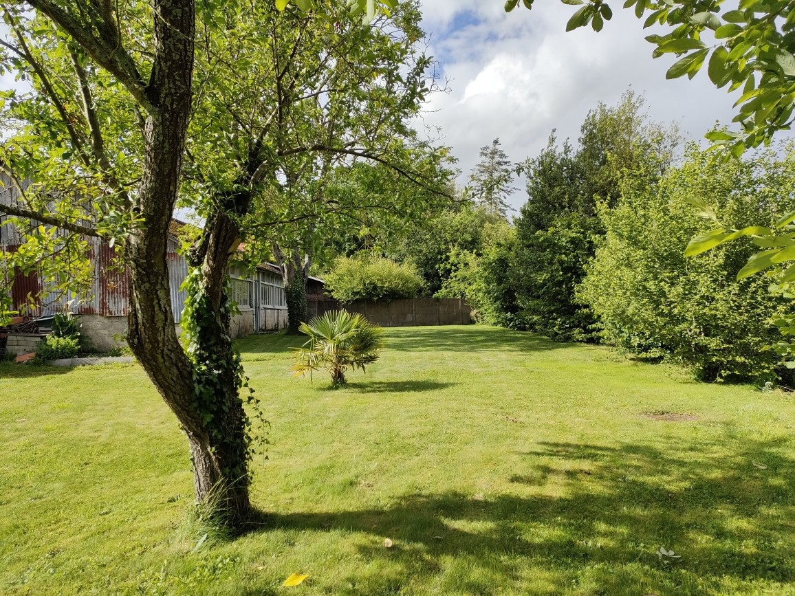 Etablissement connu et reconnu dans une petite commune rurale très dynamique, possibilité de développement avec une offre plus moderne voir la création d'une ginguette.
Cuisine aux normes et accès PMR validé. Logement 5 chambres avec cuisine et séjour, le tout sur une parcelle de plus de 1000m2.
Nous pouvons vous aidez dans la réalisation de votre prévisionnel