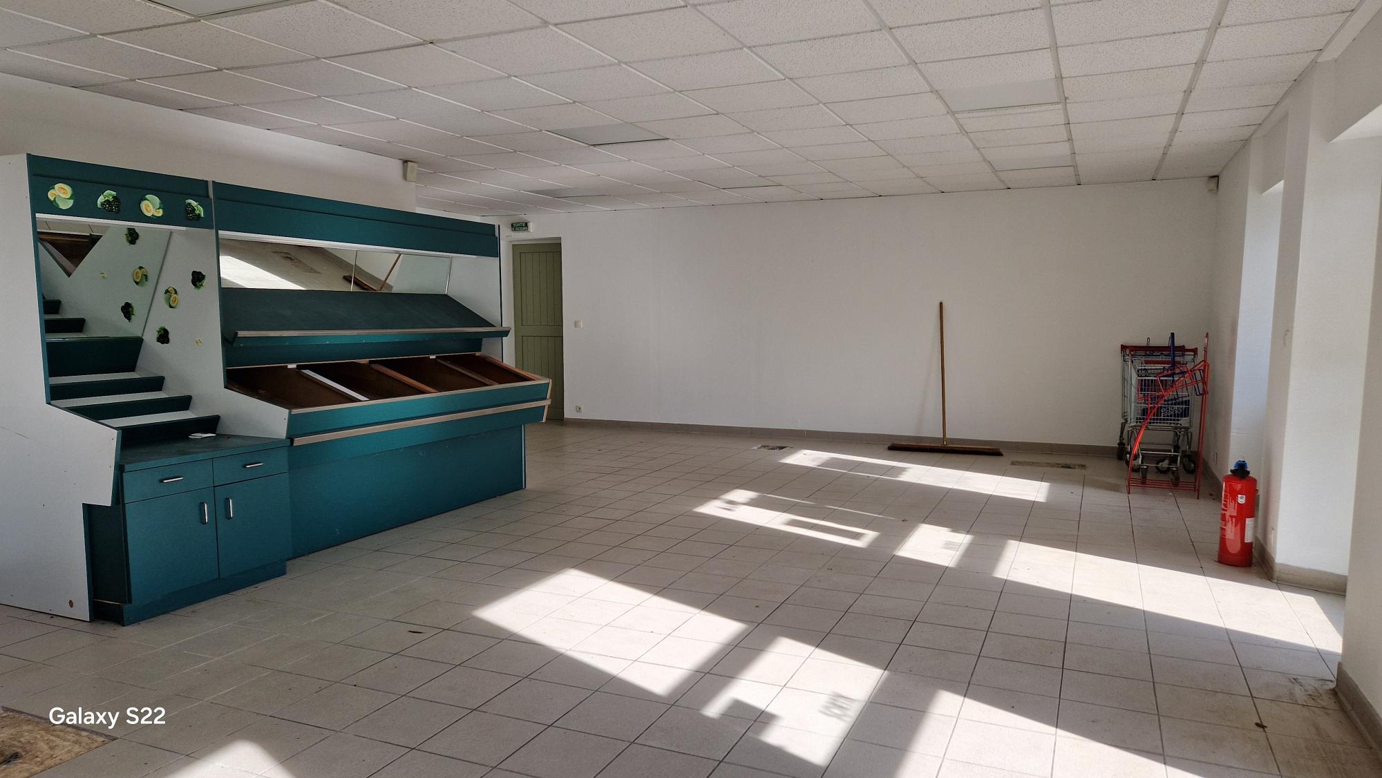 La municipalité recherche un candidat pour ré-ouvrir l'épicerie de la commune.
elle est fermée depuis 2 ans; 
La municipalité est propriétaire des murs. un bail se proposé au repreneur.
la surface commerciale est de 120 m2. 
Notre souhait est l'ouverture d'une épicerie, qui proposerait en plus de l'épicerie différents services comme le pain, la galette, le gaz, le Ouest-France, le dépôt de colis.
Moulins est une commune de 710 habitants avec une école, un centre de loisirs, et des associations dynamiques
Actuellement, il reste un commerce bar restaurant qui se situe de l'autre coté de la route. 
les candidats intéressés peuvent prendre contact avec la  mairie par mail : mairieadministratif@moulins35.fr