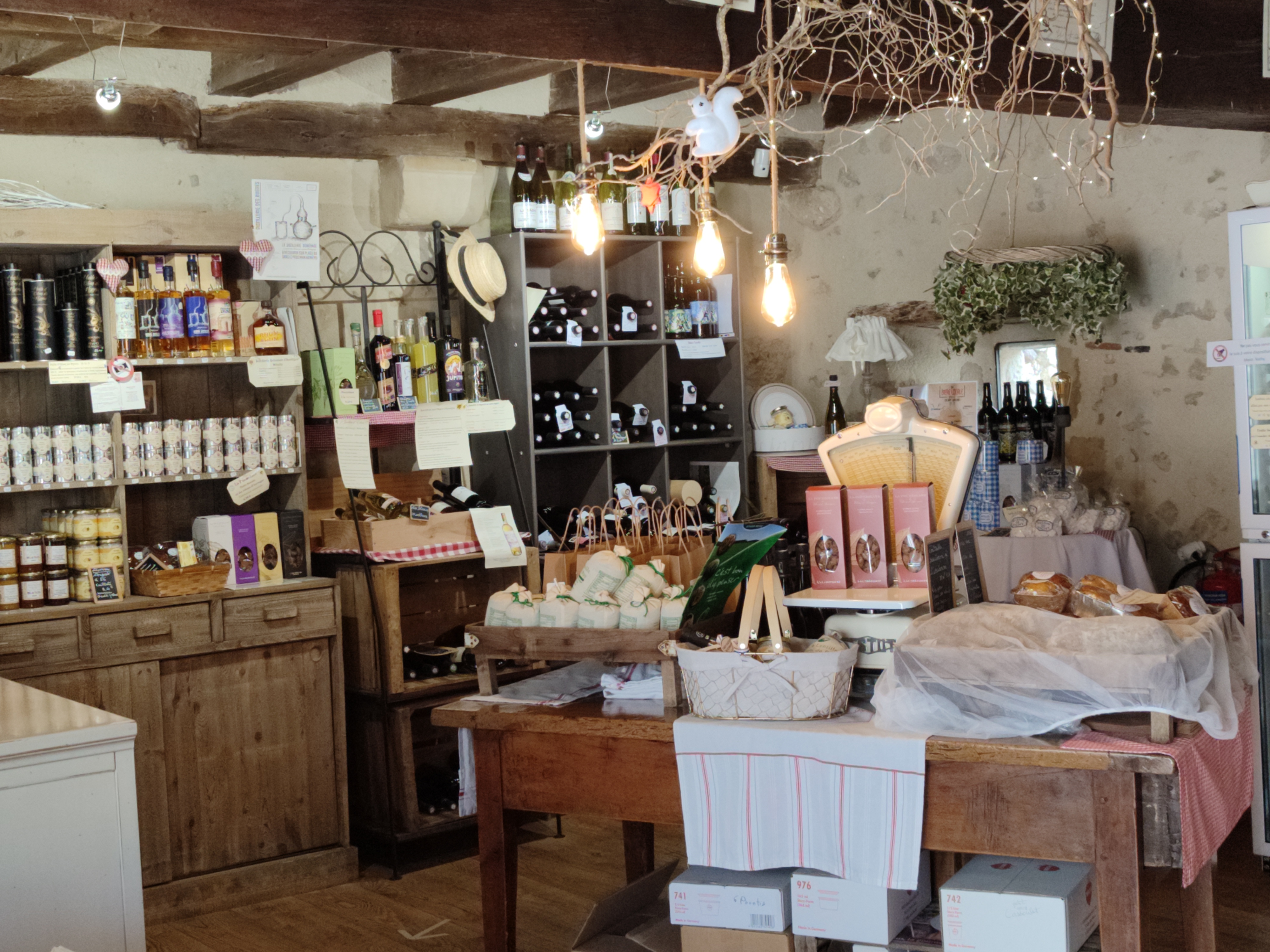 Commerce alimentaire dans plus beau village de France

Texte :	Départ retraite, cède fond de commerce dans magnifique  village classé en Auvergne, le seul dans notre département , alimentation fine, produits locaux. Emplacement idéal Surface du local 35 m2 environ, agencée, poutres et murs en pierres. citée médiévale dynamique, en plein essor, très touristique et belle clientèle locale. Epanouissement garanti. 300 000 à 500 000 visiteurs par an. Loyer des murs modéré 450 € mensuel
Localisation :	Charroux (03140)
Email :	paristhi@gmail.com
Téléphonez au :	0686034235
Tous renseignements indiscrets sera donnés lors de votre visite 
NOUS NE SOUHAITONS  AUCUN CONTACT AVEC  QUELQUE AGENT QUE CE SOIT 
Merci de respecter notre choix