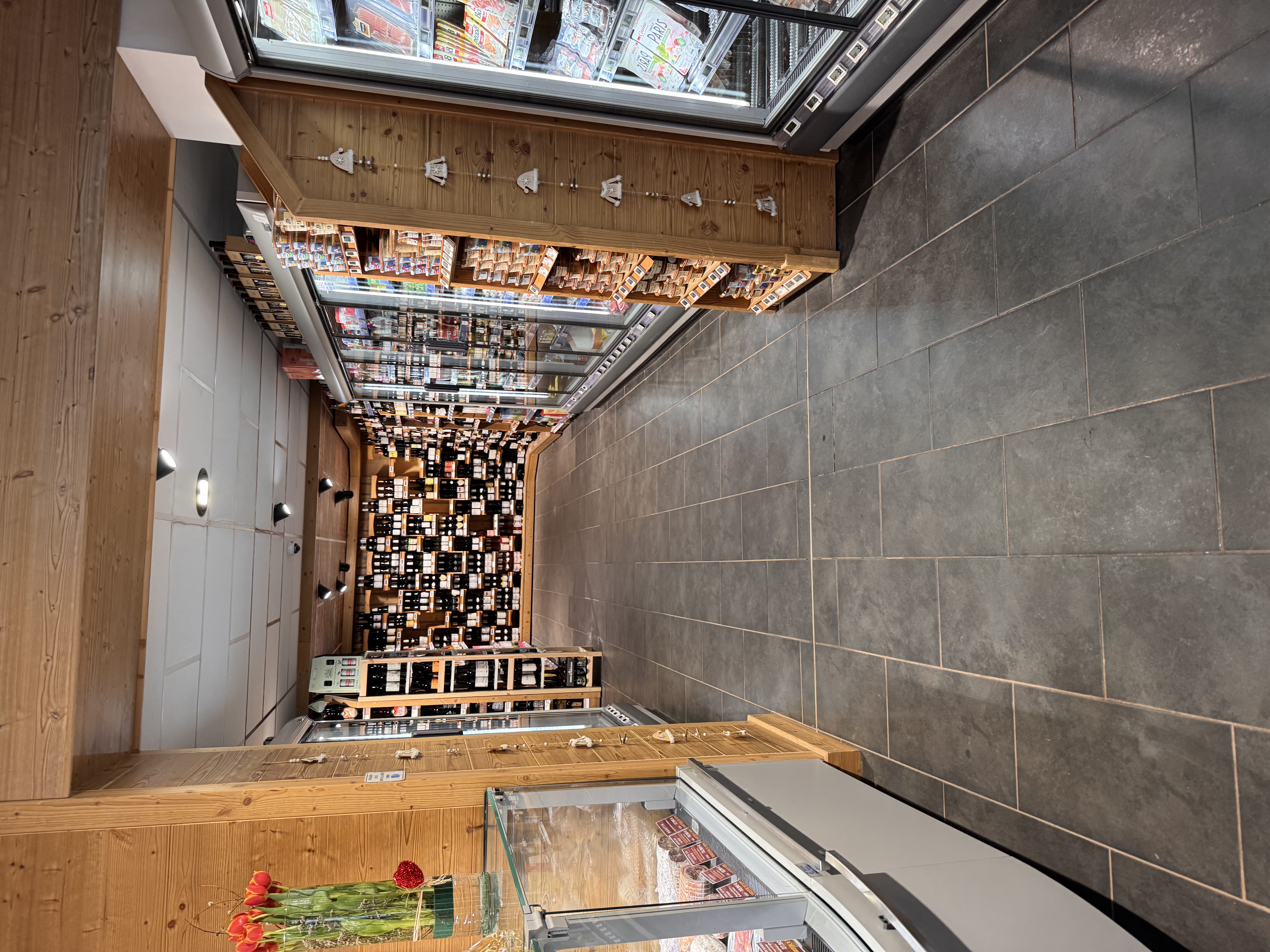 Suite à départ en retraite, vente d’un fond de commerce d’une supérette alimentaire 250 m2 . Magasin refait entièrement à neuf récemment. Situé au cœur d’une station de ski