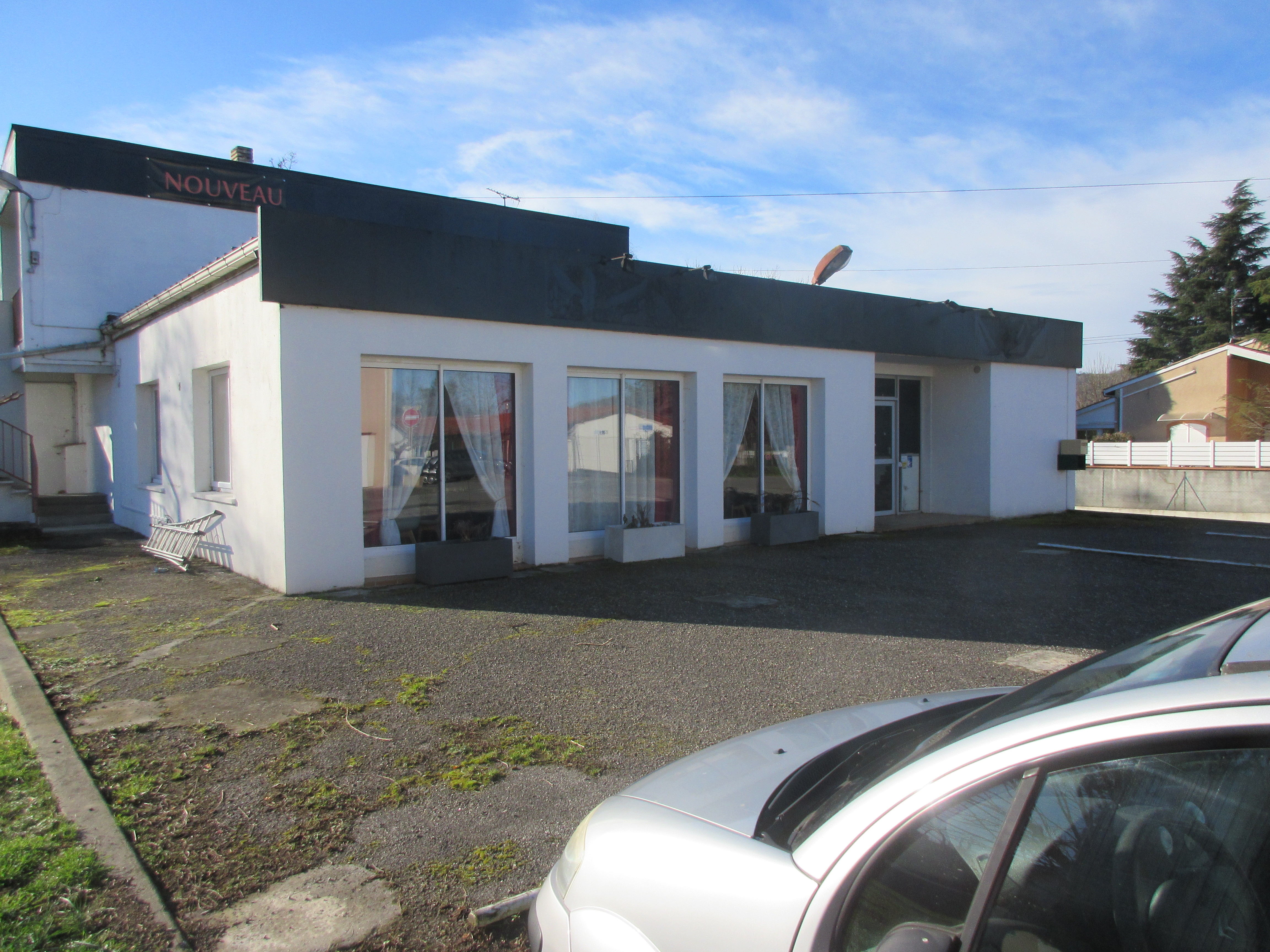 Loue murs commerciaux d'un restaurant de 400 m2 sur un terrain clos de 2600 m2. Nombreuses dépendances, avec un appartement de fonction à l'étage de 85 m2. Grand parking privé et très jolie terrasse ombragée de 80 m2
Excellent emplacement dans le centre très prisé d'un agréable village aux portes de Pamiers.
Outre la restauration, nombreuses possibilités commerciales dans un très joli environnement. 
Toutes les propositions seront étudiées.