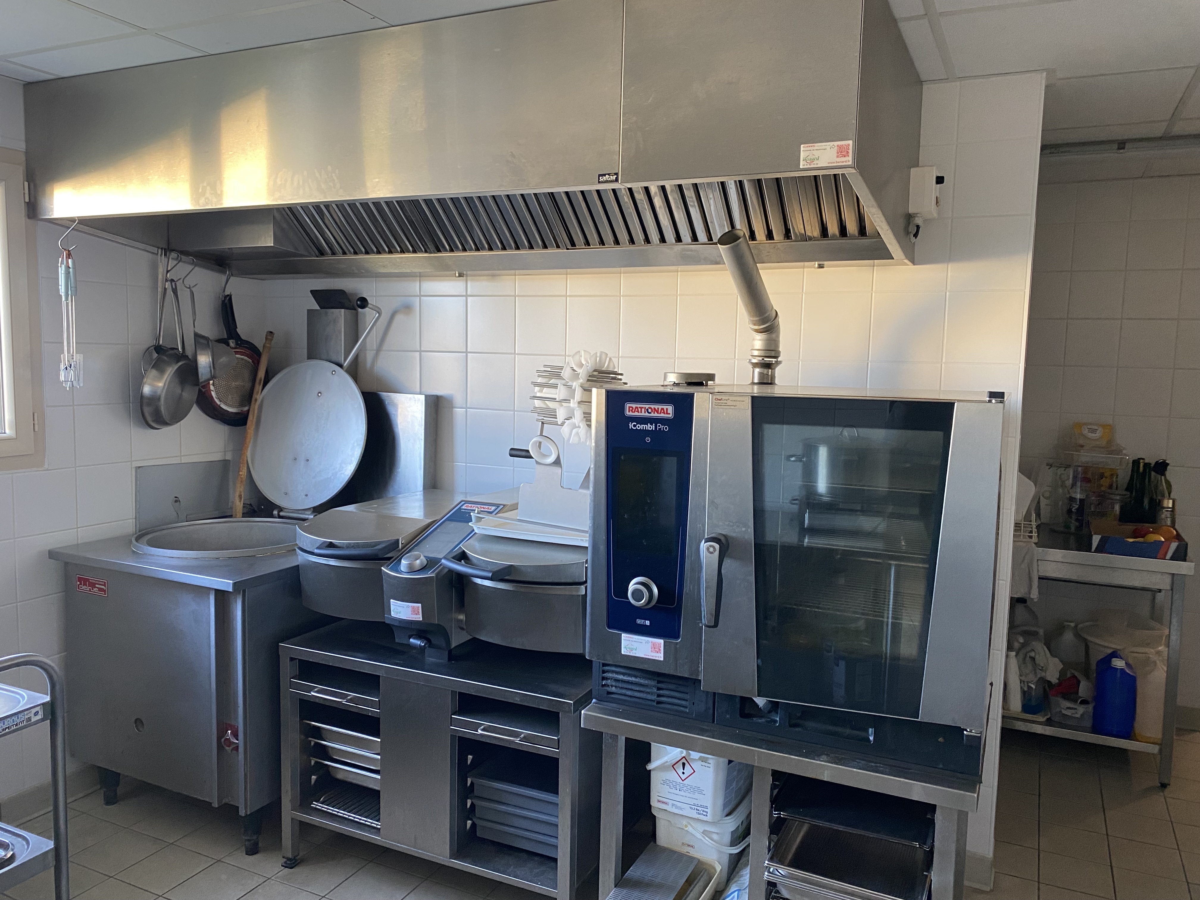 Dans une commune du Maine et Loire, au croisement de la Mayenne et de la Sarthe, sur une route passante vends fonds de commerce Boucherie, Charcuterie, Traiteur, Alimentation générale, FDJ, relais poste, point relai colis et presse.
60m² de superficie de vente et 60m² de laboratoire/réserve tout équipé.
Développer traiteur et snacking
Logement au dessus du commerce de 120 m² avec 3 chambre. Garage et petit terrain attenant.
Faible loyer ( les murs appartiennent à la mairie)