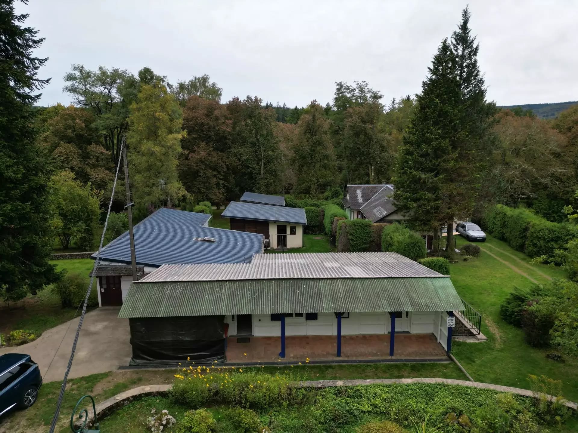 Rare Opportunité au coeur du Parc Naturel Régional du Morvan.
 A vendre camping familial au bord du Lac des SETTONS ( 366 ha)

Ce camping trois étoiles est ouvert 6 mois par an, il dispose de 120 emplacements au cœur d’une nature préservé, sur un terrain arboré d’environ 2 hectares, situé au bord du Lac avec un accès direct à une plage et un ponton pour bateau⛵️ privé.
Emplacements principalement pour tentes, caravanes, vans et camping-car.

➡ esprit familial pour ce camping réservé aux puristes avec une clientèle fidèle trouvant un cadre authentique et paisible.
Le terrain est délimité par un mur de pierres sur les côtés Est et Sud et par des haies sur les autres côtés.
Les 120 places sont harmonieusement réparties, séparées par des haies de différentes essences et de nombreux arbres.
Le camping dispose de plusieurs constructions qui sont réparties sur le terrain comprenant un local à usage de bar, une épicerie, deux blocs sanitaires, un logement de fonction.
Présence également d'un bâtiment à usage de préau pour accueillir les campeurs avec micro-ondes et congélateur, et une construction bois de type "chalet".

Potentiel de développement en créant par exemples des éco-lodges dans un souci d'harmonie avec la nature et également la possibilité de créer une restauration.