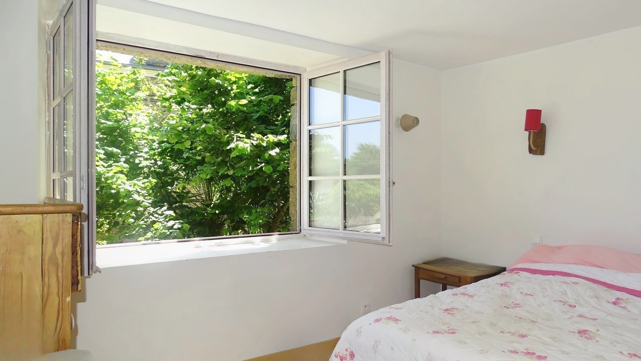 Situé à 10 min de Dinard, sur les bords de Rance, dans une belle maison de bourg en pierre, ce local commercial (aujourd'hui Galerie d'art et bistrot Curieux) accompagné de sa partie privative, accueillera idéalement vos projets de  bar/restaurant et conviendra pour tout autre projet passionné. 
Au rez-de-chaussée, vous découvrirez une salle de restaurant/bar (licence IV) avec de chaque coté deux salles attenantes adaptables (l'une avec cheminée), une cuisine professionnelle, un cellier et des commodités avec possibilité de 50 places assises en intérieur. La terrasse sud qui accueille actuellement 30/34 places assises et le jardin offrent des possibilités d'extension d'activité commerciale ou d'aménagement privé. Le stationnement est facilité par la présence de parkings à proximité. La municipalité, le camping, les nombreuses chambres d’hôtes et gites accueilleront avec bienveillance tous projets pérennisant le dynamisme du bourg, avec convivialité. 

Au premier étage de la maison, la partie habitation rénovée avec goût, alliant pierre apparente et bois, comprend une pièce de vie avec cuisine, chambre, dressing et salle d'eau. Le dernier niveau baigné de lumière traversante, vous propose deux chambres dont l'une d'une grande superficie avec baignoire et vasque. 
Venez vous installer dans un lieux plein de potentiel au cœur d'un charmant village!