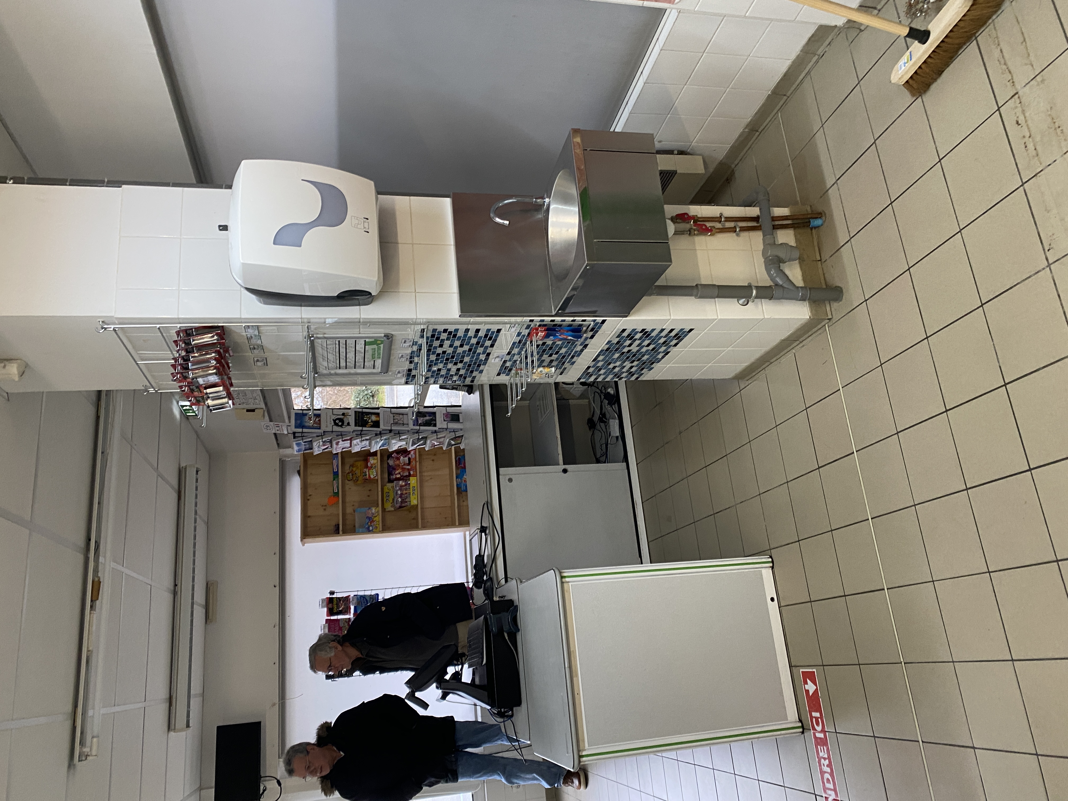 APPEL A PROJETS
Location d’un local commercial / 261 € /mois
Vous avez un projet commercial mais pas de local ?
Nous avons une opportunité pour vous !

	Date limite de dépôt des candidatures : 31 juillet 2026
	Sélection des candidats (entretien) pour le 1er septembre 2026

Ajain est une commune située dans le département de la Creuse, sur le territoire de contractualisation Territoire de Guéret (2018/2021). Elle est membre de la communauté d'agglomération du Grand Guéret. Cette commune compte 1 028 habitants (2022), répartis sur 33,14 km² (32 hab/km²). La commune est rattachée à la communauté d’agglomération du Grand Guéret.
Le bourg d’Ajain est situé à 12 km de Guéret par la RN 145 (10 mn en voiture).

Le local commercial est situé 19 Route de Montluçon en sortie du bourg en direction de Jarnages par la RN 2145. Il possède une dizaine de places de parking en immédiate proximité dont la majorité en arrêt minute (places bleues). Le trafic automobile est estimé à environ 4000 véhicules / jour (2000 en sens 1, 2000 en sens 2).

Afin de diversifier l’offre en commerces à Ajain, cet appel à projet est ouvert prioritairement aux activités suivantes :

o	De nouvelles activités commerciales et artisanales liées à l’alimentation principalement, d’autres secteurs pouvant être étudiés
o	Des commerces marqués par la double activité (services de proximité par exemple), en complémentarité avec l’offre existante sur la commune et sur le Grand Guéret (ou communes environnantes)
o	Reprise du point de collecte de colis Mondial Relay existant

Sont exclues les activités suivantes : pharmacies, assurances, agences immobilières, service de téléphonie, vente de gros et déstockage, locaux uniquement administratifs, toute activité ne recevant pas du public, ne générant pas de flux.
Toutes les candidatures proposant des activités éligibles seront étudiées.
Seront privilégiées les activités nouvelles, différenciantes, non présentes actuellement dans le bourg.

Informations et candidatures sur : https://ajain.fr/appel-a-projets/