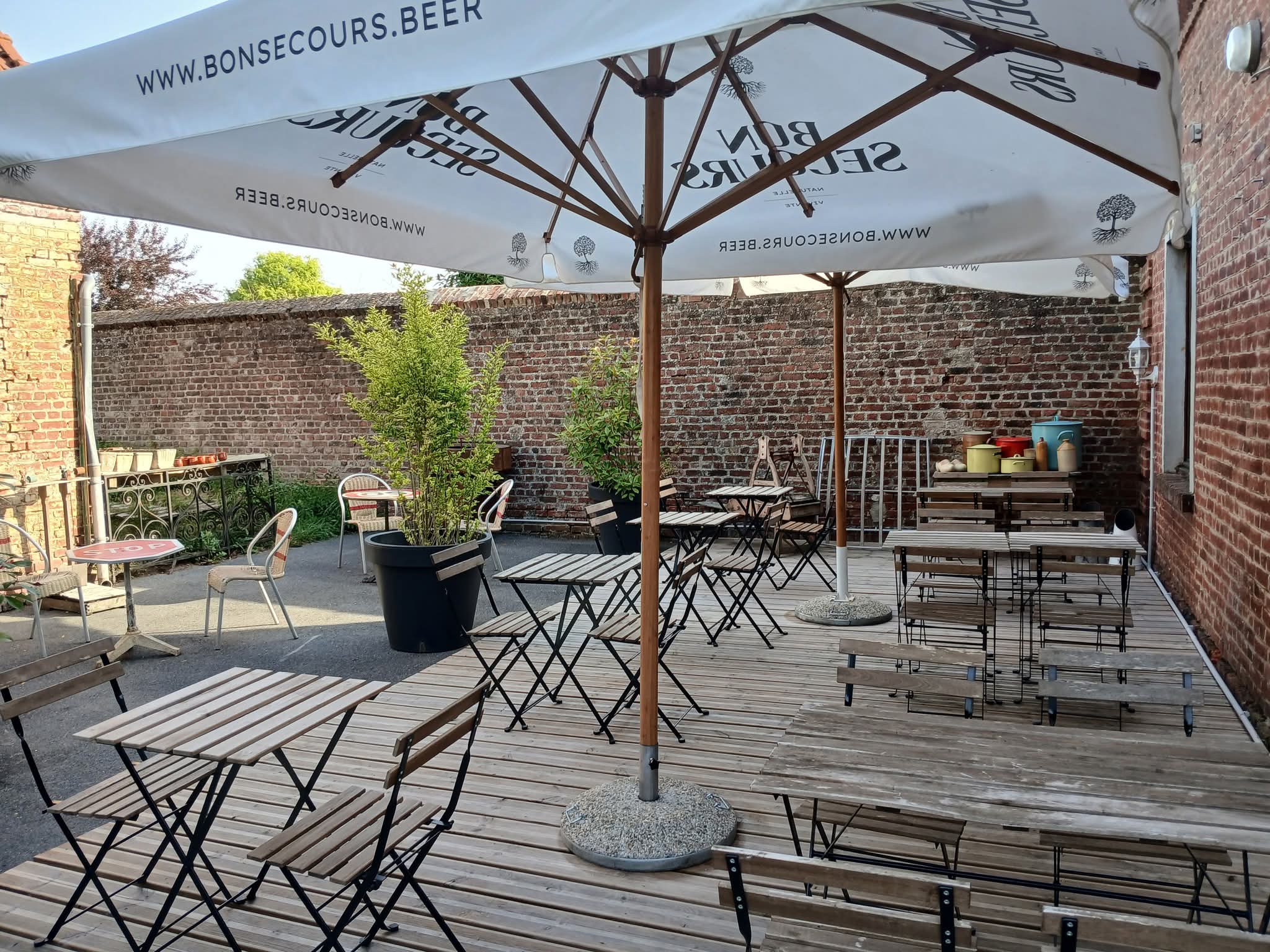 📢 EXCLUSIVITÉ : Vente Fonds de Commerce Estaminet - Bar - Tabac
​Coup de cœur assuré pour cette affaire prospère au charme authentique !
​Saisissez l'opportunité de reprendre un établissement emblématique, véritable cœur battant de sa commune. Alliant l'activité stable du Tabac/FDJ à la convivialité chaleureuse d'un estaminet traditionnel, cette affaire clé en main bénéficie d'une réputation solide et d'une clientèle fidèle.
​🔥 Les Points Forts
​Charme Unique & Authentique : Ambiance "Estaminet" avec poutres apparentes, décoration soignée d'objets anciens et nappes à carreaux rouges.
​Emplacement Stratégique : Situé sur un axe passant avec excellente visibilité, au cœur d'un village dynamique.
​Multi-activités : Bar, Tabac, FDJ (Amigo, Loto), Table, petite restauration possible.
​Infrastructure Complète : Salle intérieure chaleureuse, bar équipé, et une superbe terrasse extérieure aménagée.
​Outil de Travail Clé en Main : Matériel en parfait état, aucune rénovation immédiate à prévoir.
​Fort Potentiel : Possibilité de développer la restauration et les animations.
​🧱 Descriptif des Lieux (en images)
​L'établissement se distingue par son atmosphère inimitable, subtile mélange de tradition et de convivialité.
 La Terrasse Extérieure : Un Véritable Atout Charme
​Profitez d'un grand espace extérieur clos de murs en briques anciennes. Cette terrasse, ensoleillée et accueillante, est le lieu idéal pour les apéritifs, les repas estivaux ou simplement une pause café.
Pour plus amples renseignements tel 0769119233