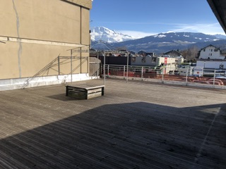 À vendre, fond de commerce. Bar, Pmu, Fdj, 290 m² sur deux niveaux possibilité, restauration. terrasse au rez-de-chaussée plus à l’étage. emplacement très bon possibilité de se garer très facilement à côté de centre, commercial, bureau de tabac Coifeur cinéma pour plus d’informations. Vous pouvez me joindre au 06 30 80 45 49.