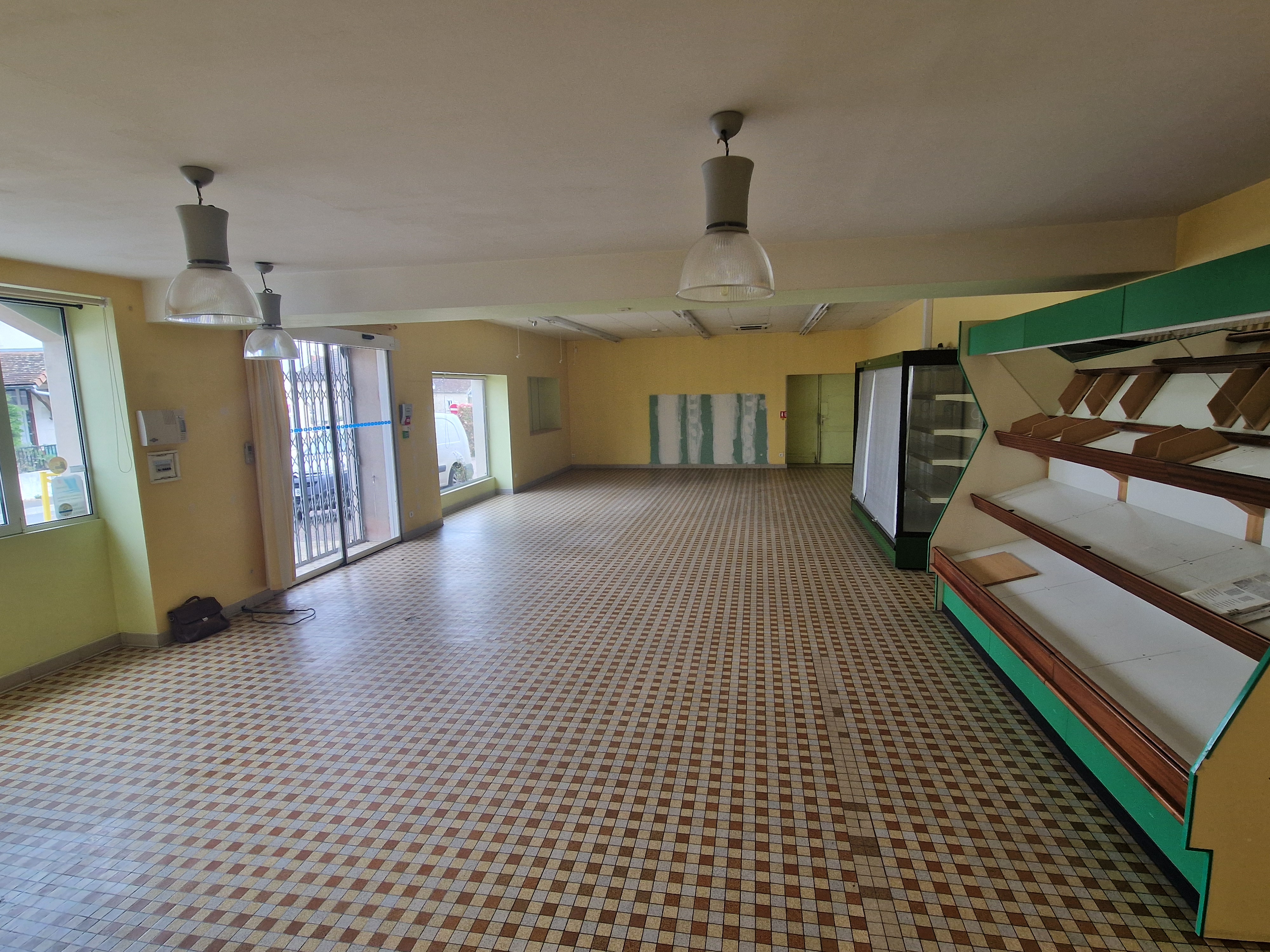 La commune de Marigny-Marmande (Indre-et-Loire) propose la location d'un local commercial d’environ 100 m², idéal pour l’exploitation d’une épicerie générale avec activités complémentaires (dépôt de pain, pâtisserie, gaz, fleurs etc.) et potentiel service de livraison à mettre en place.

Atouts du projet :

- Répond aux besoins d’une clientèle locale : 6 communes voisines soit environ 2500 habitants sans concurrence
- Afflux touristique saisonnier : randonnées, boucle vélo et hébergements (12846 nuitées en 2024 dans le secteur)
- Présence immédiate d'une résidence senior et arrivée de nouvelles familles (école, projet de crèche)
- Evènements réguliers autour de la truffe (capitale de la truffe de Touraine) et de la gastronomie locale (marché thématiques, animations)
- Vie associative dynamique
- Accessibilité : parking, accueil vélo et bornes de recharge électrique à proximité

Description du local : Surface commerciale de 100m², réserve, chambre froide négative entretenue régulièrement, pompe à chaleur avec clim réversible, vitrine sécurisée. Un rafraichissement est à prévoir.

La commune soutient le projet :

- Loyer attractif : 325€ HT par mois
- Logement possible à proximité
- Participation possible aux travaux de rafraîchissement.

Projet idéal pour une personne autonome et polyvalente, souhaitant entreprendre en milieu rural dans un cadre de vie dynamique et accueillant.