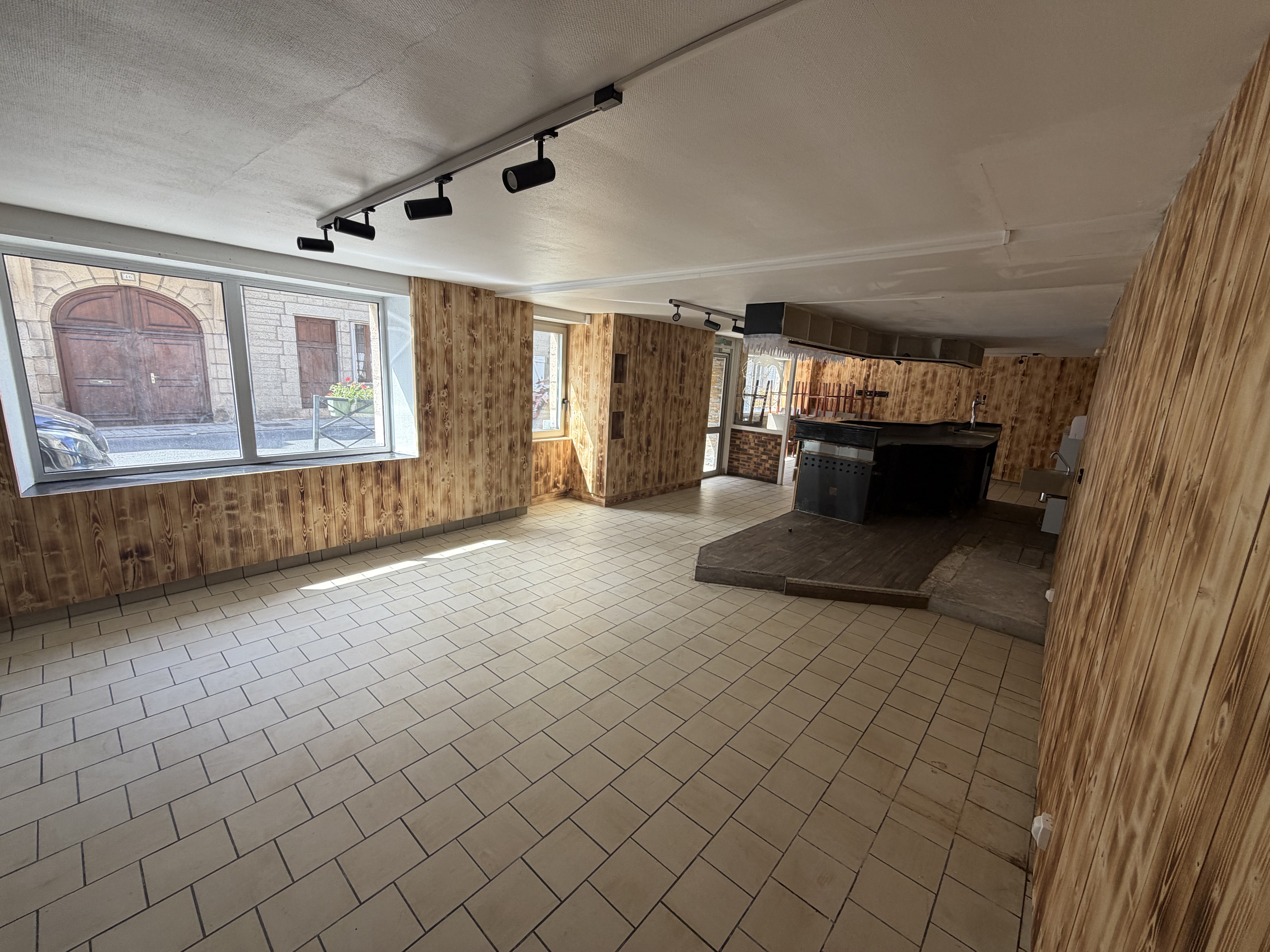 À louer Local commercial bel emplacement
Idéal Pour restauration
Restaurant crêperie pizzeria grill
Possibilité toute autre activités
Dernièrement occupé en fromagerie cave à vins
Pas de pas de porte à acheter
Pas de licence 4
Mais licence 3
Façade ensoleillée
Dégagement devant garantissant la visibilité
Place de stationnement minutes devant 
loyer 850€
Sanitaire
Situé dans la rue principale
Quartier en plein développement à 200m
Proche poste, lycées, église, cinéma, boulangerie