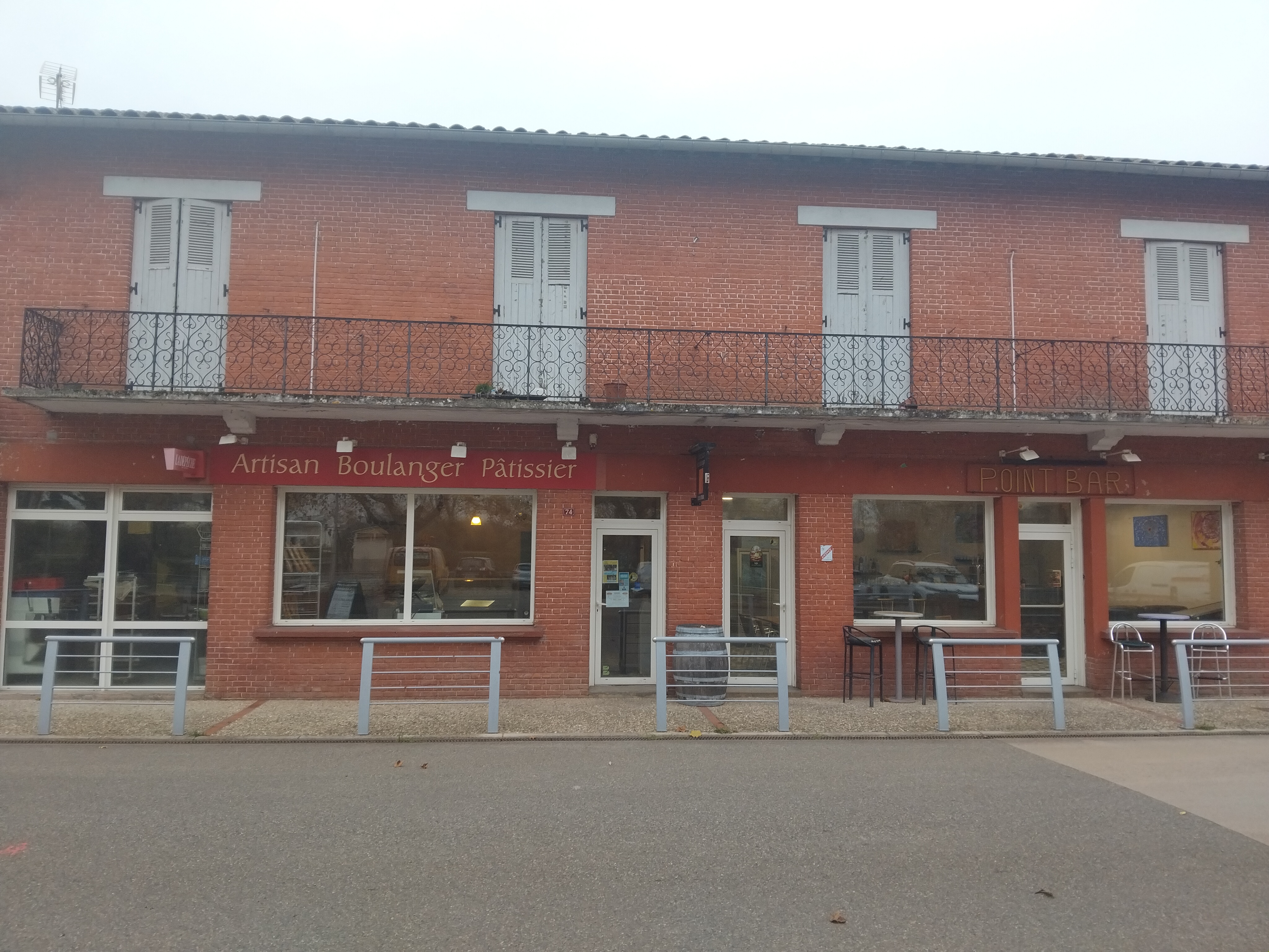 Vend fond de commerce , bar , boulangerie,  pâtisserie,  dans un petit village situé en bordure du Tarn avec parking , terrain de pétanque,  surface commerce 170 m2 , + 170 m2 appartement au dessus , baye  commerciale avec la mairie,  loyer 700 et pour le tout.