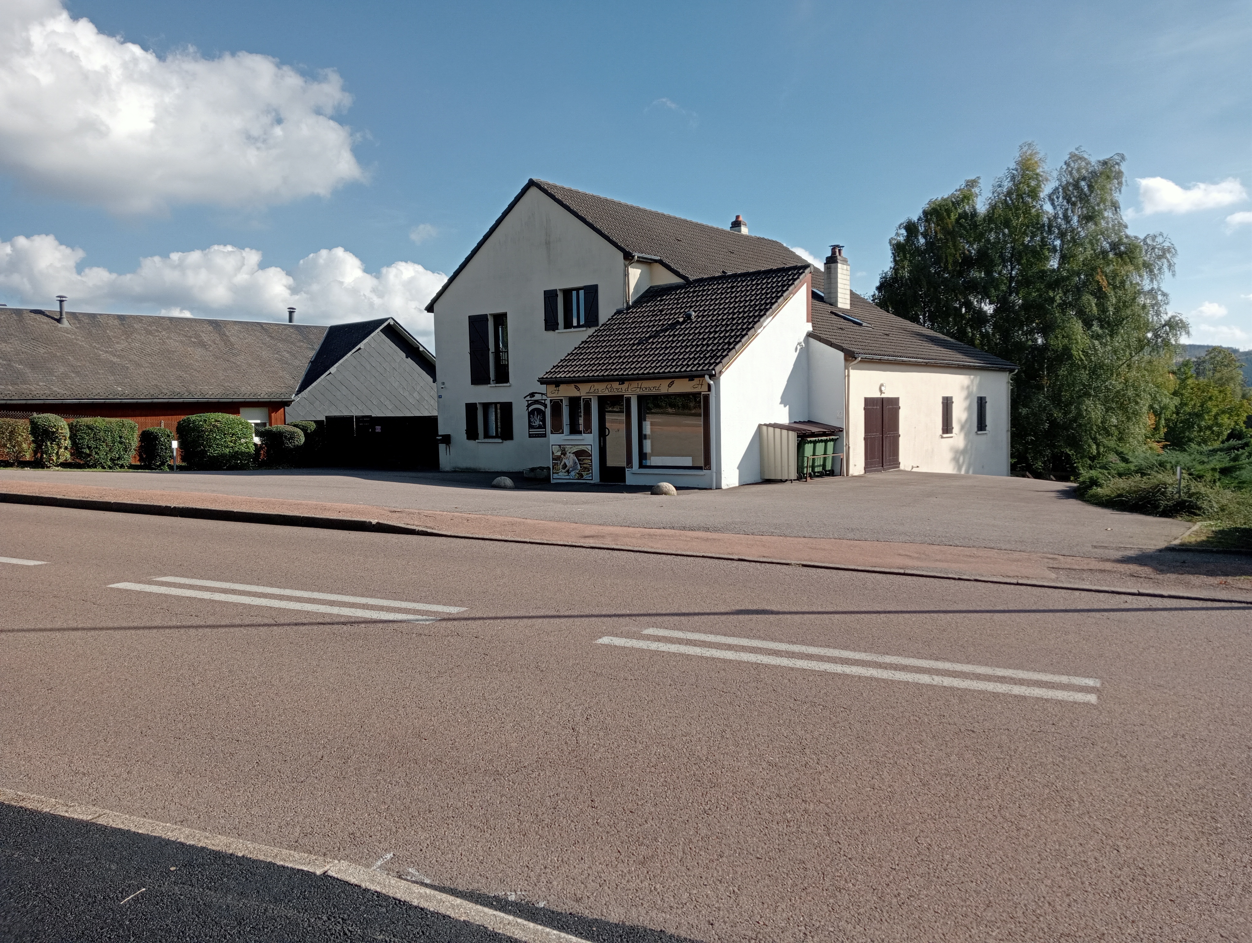 🎯 Boulangerie "les rêves d'Honoré"🥖🥐 - murs et fonds à la vente - Arleuf (58)
235 000 € (135 000 les murs et 100 000 € le fonds) au coeur du Parc Naturel Régional du Morvan et proximité de Bibracte, musée et site archéologique

 😁 Idéalement située au cœur du village (650 habitants), Maison d'habitation avec fonds de commerce. 135 m² - 5 pièces - 3 chambres. Espace paysager.
Nombreuses résidences secondaires. 

➡️ Garage en sous-sol. Le tout sur un terrain d'environ 2717 m² arboré avec un abri de jardin.
Une boutique de vente, un fournil tout équipé et très bien entretenu, une réserve et un coin vestiaire avec douche et sanitaires. Place de parking bitumée pour voitures et poids lourds. 
Chauffage individuel fuel.

Vendeur : M et Mme REBOLLAR, boulanger.