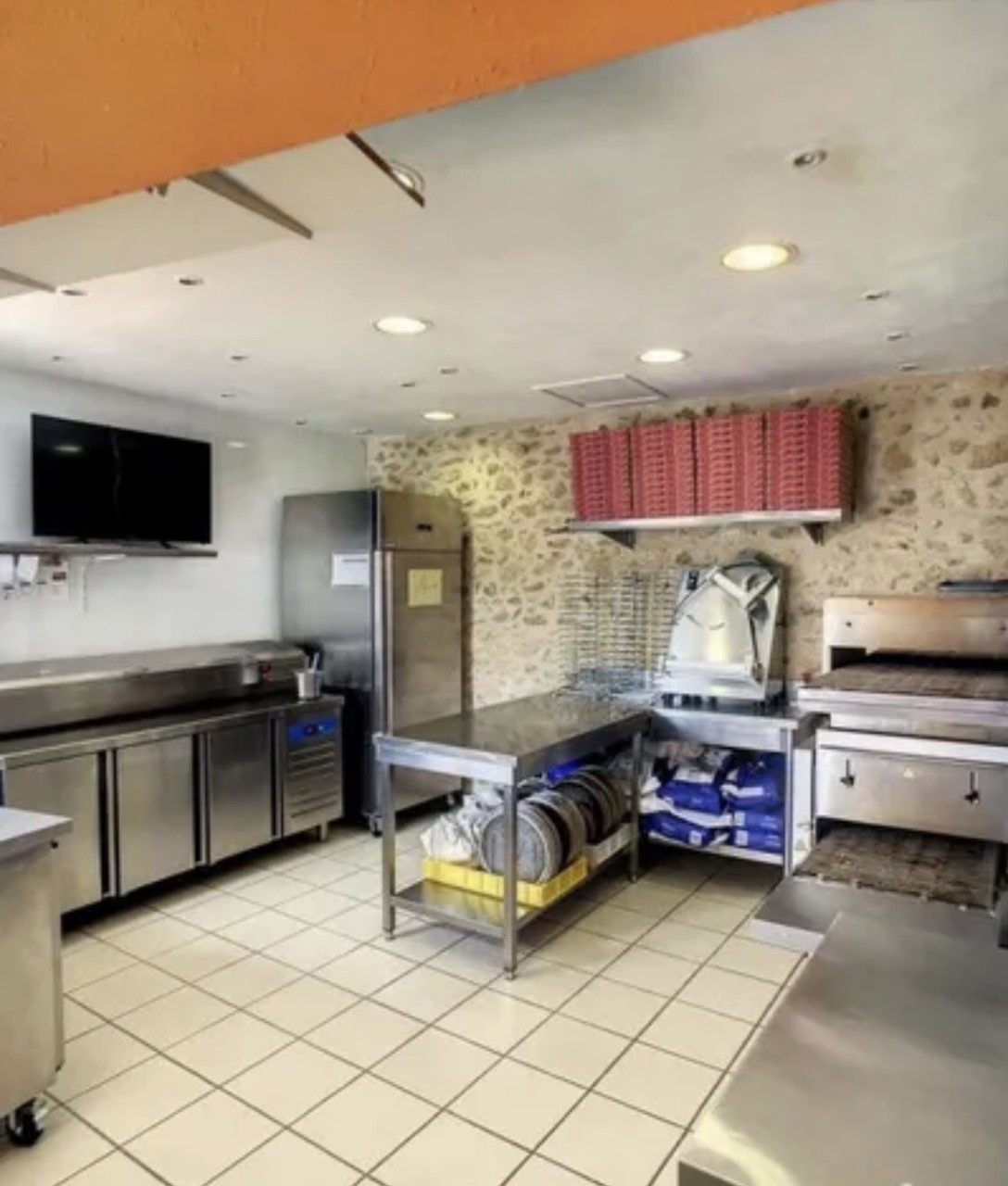 Très belle opportunité à saisir rapidement. Fond de commerce de Pizzeria à emporter, réalisant plus de 90 k€ de CA annuel. Bail 3-6-9 de 307€/mois prorogé à la signature. Local tout équipée : frigo, télé, ordinateur, double four convoyeur dont un neuf, plonge avec ballon, un congélateur neuf, une saladette neuve, un bahut frigo, un laminoir, un pétrin. Poubelle en extérieur 100 € par ans. Ticket moyen 35 €, clientèle fidèle 30/55 ans  Ouvert du mardi  au samedi le soir uniquement,  Accompagnement possible sur la reprise.