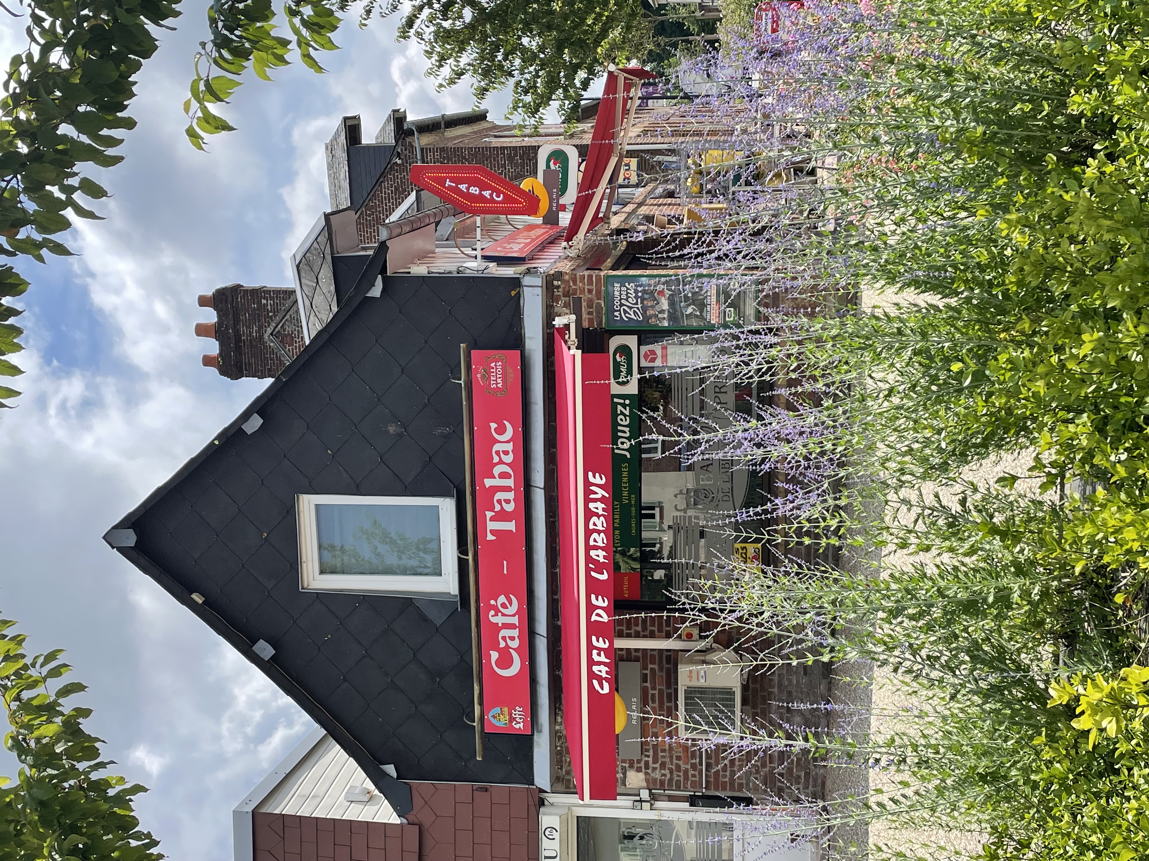 Cause départ à la retraite, vente de mon commerce.
80 M² BAR TABAC FDJ PMU PRESSE
Dans un bourg de Seine Maritime, entre Rouen et Dieppe, sur axe passant, Bar Tabac FDJ PMU coin presse, divers dépôts et relais. Affaire idéale pour couple, composée d'une salle de bar de 24 places assises, d'une terrasse bien exposée de 50 places. Parking extérieur à proximité. Possibilité de développer l'activité. Fermé le dimanche après midi, le mercredi et les jours fériés + 5 semaines de congés.

Atouts du bien : Emplacement stratégique : Le bien est situé dans une zone à fort passage, offrant une grande visibilité. proximité des transports : Accès facile aux réseaux de transport.
