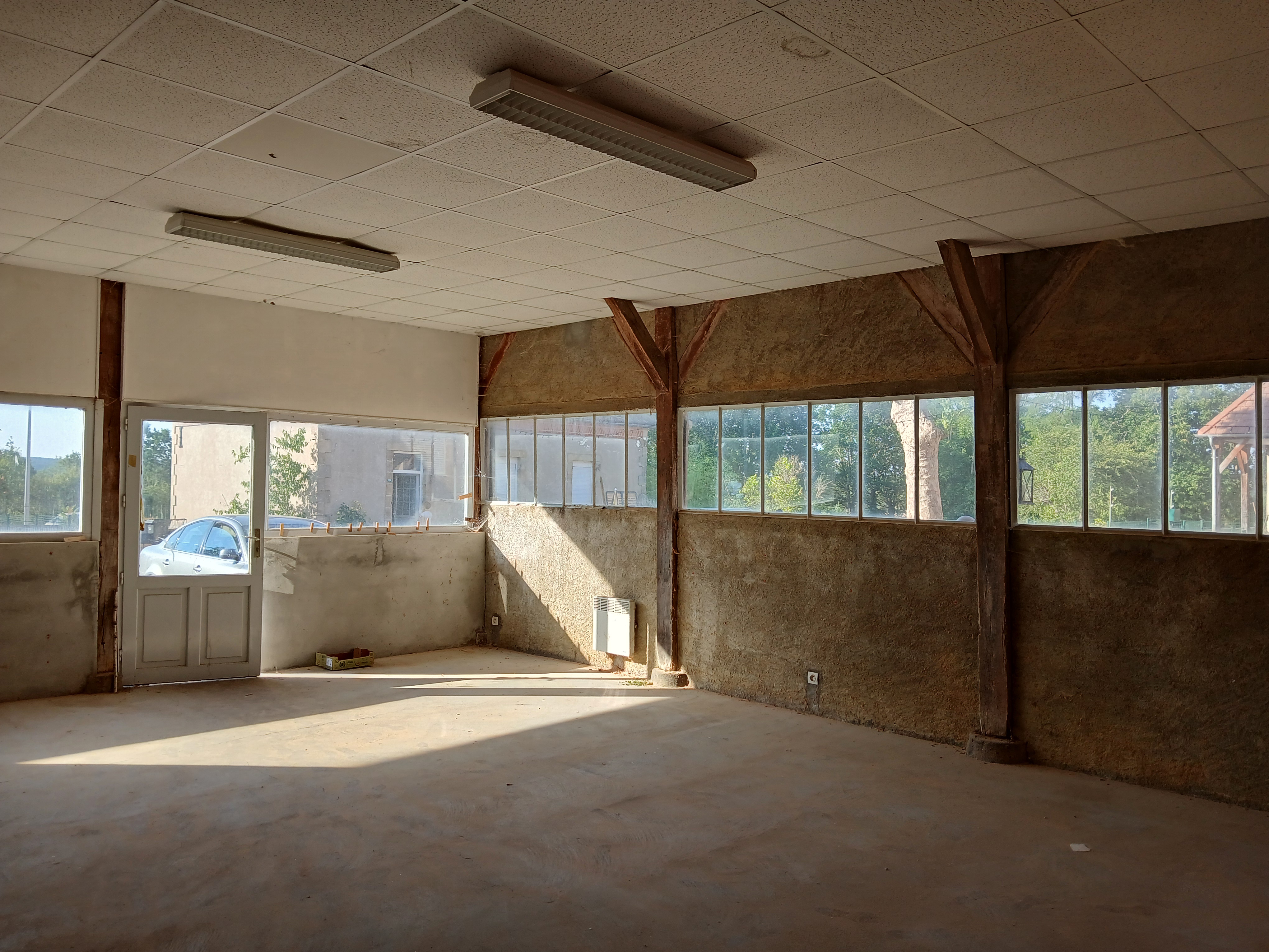 ATELIER A LOUER – SAINT-PLAISIR (03160)

La mairie de Saint-Plaisir propose à la location un atelier situé dans un hameau de la commune. 
La pièce principale d’environ 50 m2 est lumineuse et permet d’envisager l’installation d’une activité de type artisanale ou artistique. 
Elle dispose de 2 pièces à l’arrière pouvant faire office de stockage et rangement. Parking sur place dans la cour commune aux habitations voisines.

Conditions de location : 70 € par mois sans les charges.

Cette opportunité vous intéresse ?
Contactez le Lieu Unique d’Accueil de Communauté de Communes du Bocage Bourbonnais pour candidater : e.prevault@ccbb.fr / 07 64 35 62 34