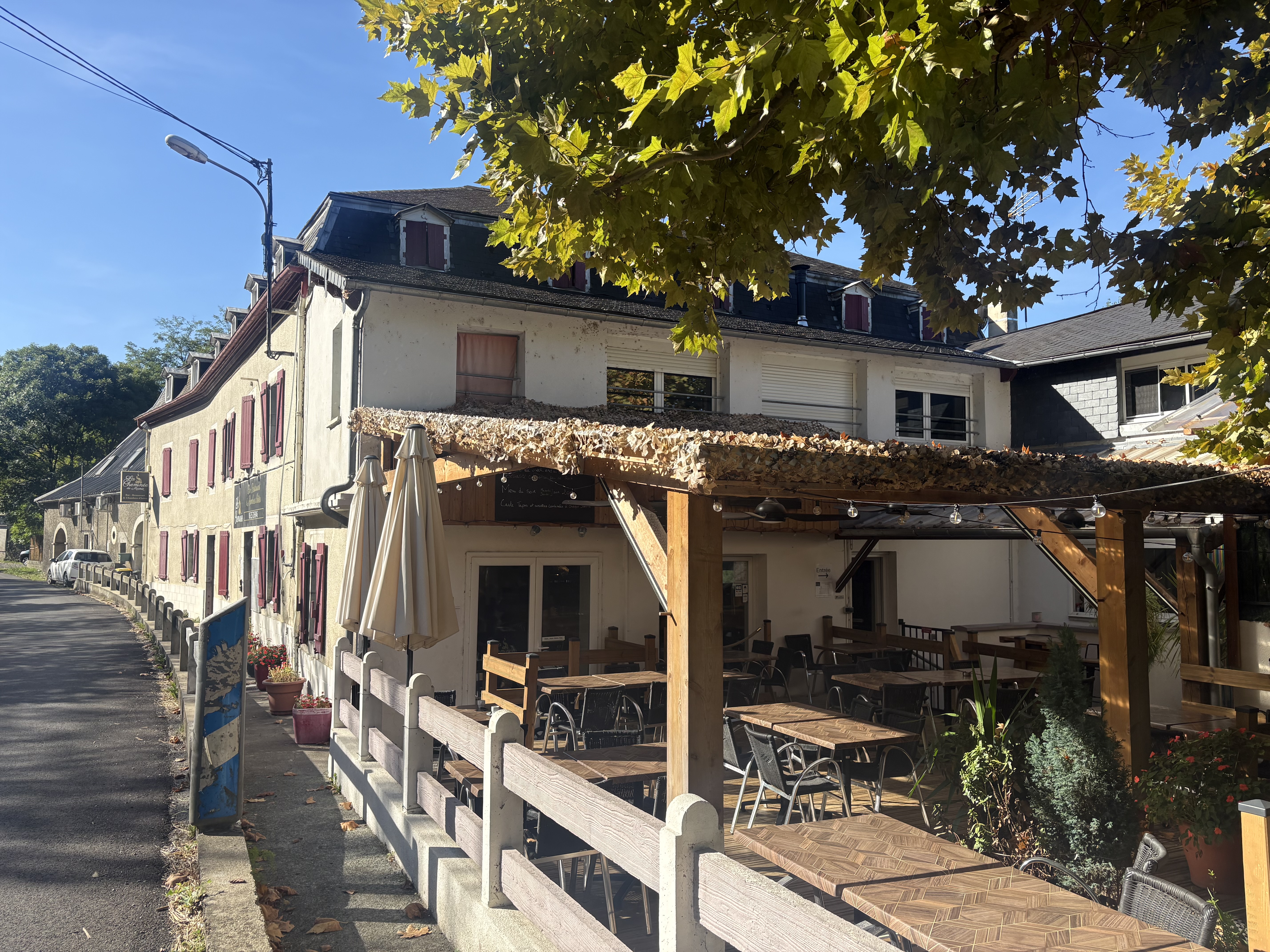 Vente des murs et du fonds de commerce d’un bar-restaurant rénové, avec chambres d’hôtes et plus de 1 000 m² de volumes à développer, dans un cadre de montagne.

Description du bien :

En Pays basque intérieur, cet ensemble immobilier à vocation de restauration et d’hébergement bénéficie d’un environnement naturel privilégié, avec vue sur les montagnes et la rivière.

La vente porte conjointement sur les murs et le fonds de commerce, formant un ensemble indissociable.

L’établissement développe aujourd’hui une activité de bar-restaurant traditionnel, avec une identité forte autour d’une cuisine au feu de bois. Le restaurant a fait l’objet d’importants travaux et constitue un outil de travail qualitatif, chaleureux et immédiatement exploitable. L’activité permet également l’accueil de groupes, de repas familiaux, d’événements et d’une clientèle professionnelle.

Le bien est complété par 5 chambres d’hôtes et par d’importants volumes aux étages, offrant un réel potentiel de restructuration et de développement de la capacité d’accueil. Une partie habitation, actuellement occupée, est intégrée à l’ensemble.

Surface du bien :

Surface développée : environ 1 055 m² (1 054,60 m² au relevé architectural), sur cinq niveaux 
- Rez-de-chaussée : 332,95 m² (salle de restaurant, espace bar, cuisine professionnelle, salle à manger complémentaire, salon privatif, réserves et locaux annexes, terrasse) 
- R+1 : 209,75 m² 
- R+2 : 145,50 m² 
- R-1 : 152,95 m² 
- R-2 : 213,45 m² (avec R-1 : caves, réserves, ateliers, locaux techniques et garage) 

Foncier : environ 3 880 m² répartis sur plusieurs parcelles cadastrales, comprenant constructions, dépendances et terrains attenants ; parking et espaces extérieurs.

Localisation :

L'établissement se situe en Pays basque intérieur, au pied des Pyrénées, dans un village de montagne offrant un environnement naturel préservé, avec vue sur les reliefs et la rivière.  

Territoire de randonnée, de pleine nature et de gastronomie, il attire une clientèle touristique, sportive et de passage, en plus de la clientèle locale. 

Conditions d'acquisition :

Vente conjointe des murs et du fonds de commerce, formant un ensemble indissociable.

Caractéristiques / Atouts :

- Un restaurant clé en main : rénové, chaleureux et immédiatement exploitable, avec sa cuisine professionnelle, son bar, son salon privatif et sa terrasse. Un acquéreur peut ouvrir sans travaux dans cette partie. 

- Une signature qui fait la différence : une cuisine au feu de bois, qui donne à l'adresse une identité forte et mémorable. 

- Des revenus déjà diversifiés : 5 chambres d'hôtes en activité, qui complètent le restaurant. 

- Un potentiel hôtelier à révéler : les étages offrent plusieurs chambres et pièces existantes à restructurer pour doubler, voire plus, la capacité d'accueil. 

- Plus de 1 000 m² pour voir grand : cinq niveaux, des caves et des ateliers, de quoi imaginer séminaires, événements, hébergement de groupe, espace bien être ou autres activités. 

- Un domaine de près de 3 900 m² : parking et espaces extérieurs, rares pour un établissement de cette capacité. 

- Un cadre d'exception : vue sur les montagnes et la rivière, au cour d'un territoire de randonnée et de pleine nature.
