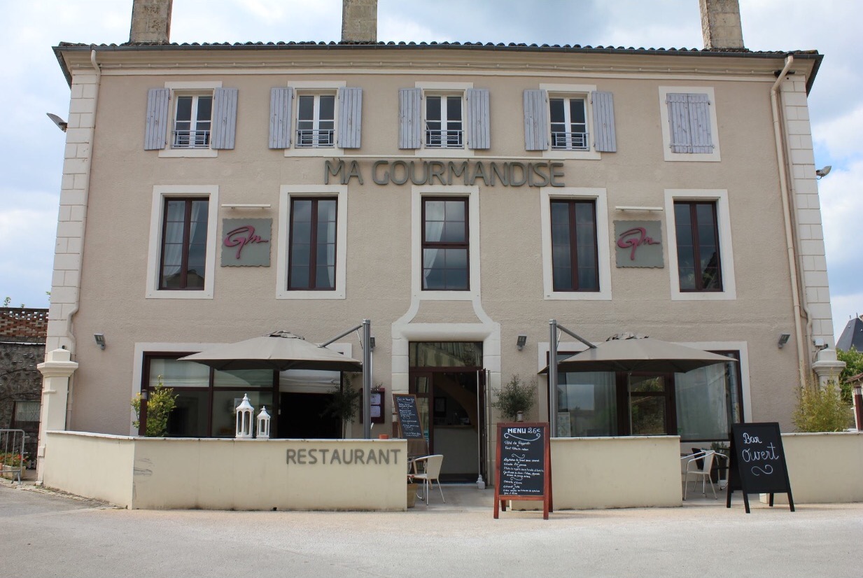 URGENT / CAUSE RETRAITE
Restaurant, bar Licence IV
Ou droit au bail uniquement
Coup de Coeur assuré pour ce Commerce Restaurant dans le Marais Poitevin.
Le Bâtiment idéalement placé se situe au coeur d'un village du Marais Poitevin réputé pour ses activités touristiques. Aucun travaux n'est à prévoir, la cuisine est spacieuce, très fonctionnelle, entièrement équipée avec du matériel récent : cellule de refroidissement, deux tours réfrigérées, deux fours, chambre froide positive, chambre froide négative, plonge séparée, monte plat pour l'étage, plaques inductions, etc.... D'une surface d'environ 200 m2, une première salle au décor chaleureux, de 30 places, une seconde de 10/12 places pour le Thé ou le café l'après-midi. Au premier étage, une troisième salle de 40 places (pour réunion d'affaire, séminaire, ou petit groupe) avec toilettes, cuisine équipée avec passe-plat, une quatrième de 20 places (pour les repas de famille), Au second étage, 5 pièces individuelles avec cabinet de toilettes (pour une possibilité de logement des salariés ou autre). La terrasse d'environ 50 m2 offre une vingtaine de places. Actuellement ouvert 7 mois à l'année, service tous les midis et soir (sauf le dimanche soir, et le lundi toute la journée), ce Restaurant est idéal pour un couple avec deux salariés l'été (juillet et Août). Nous nous engageons à encadrer les nouveaux arrivants pour une bonne installation. Potentiel de développement notamment par extension d'amplitude d'ouverture, particulièrement durant la période estivale. Prix du loyer : 1100 € net. Renseignements et chiffres communiqués après 1er contact sérieux par mail.
Il est possible de céder le droit au bail uniquement pour un autre projet que la Restauration pour 45 000 €.