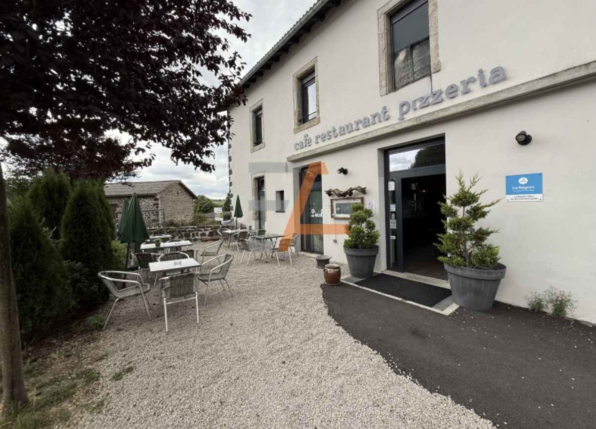 Fonds de commerce Restaurant / Multi-services
 
Seul commerce du village – activité clé en main
 
Découvrez cette belle opportunité d’acquérir le seul commerce du village, un établissement chaleureux et décoré avec goût, offrant un fort potentiel de développement.
 
 Côté restauration :
•Jolie salle conviviale avec four à bois pour pizzas en pleine salle
•Cuisine professionnelle ouverte, entièrement équipée
•Grand bar équipé
•Deux terrasses :
•Une petite sur la place de la mairie
•Une grande terrasse arrière avec vue panoramique, cuisine d’été et espace repas extérieur
 
Côté services complémentaires :
•Coin épicerie de proximité
•Dépôt de gaz
•Tabac
 
Atouts supplémentaires :
•Chambre d’hôtes indépendante déjà équipée
•À l’étage : un appartement de fonction avec terrasse privative, 2 chambres et accès indépendant
 
 Un commerce polyvalent, idéal pour un couple ou une famille souhaitant allier cadre de vie agréable et activité professionnelle déjà en place.
 
Emplacement central au cœur du village, sur la place de la mairie.
Cordialement Cedric Caranton
