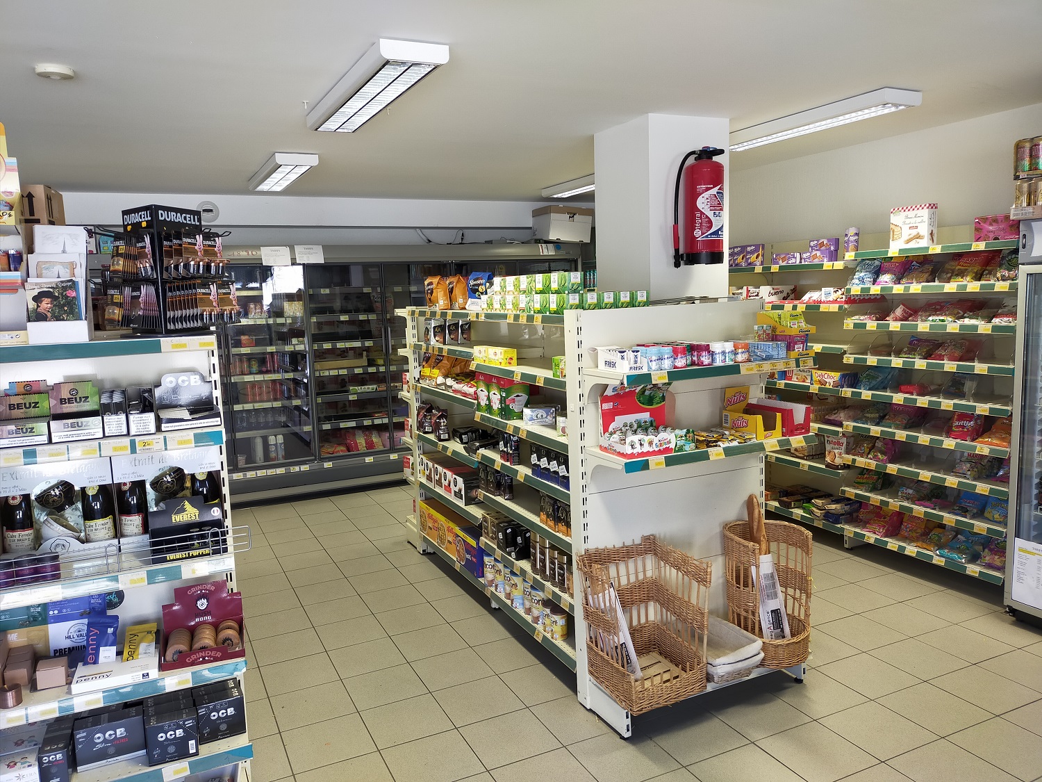 Dans une commune en fort développement de la région Saint-Malo, vends fonds supérette, relais colis.
Magasin agréable.
Parking devant le local.
Affaire idéale pour une personne.
Surface de vente de 70 m².
Loyer mensuel de 610 €.
Prix net vendeur : 30 000 € + 10 % TTC (8,33 % HT) d'honoraires agence à la charge de l'acquéreur.
Les informations sur les risques auxquels ce bien est exposé sont disponibles sur le site Géorisques : georisques.gouv.fr.
Contact : Agence MOHAN TRANSACTIONS - RCS RENNES 810 806 661 - Carte professionnelle délivrée par la préfecture d'Ille et Vilaine N° 2201 2018 000 030 018 - Tel : 07 86 64 18 04
