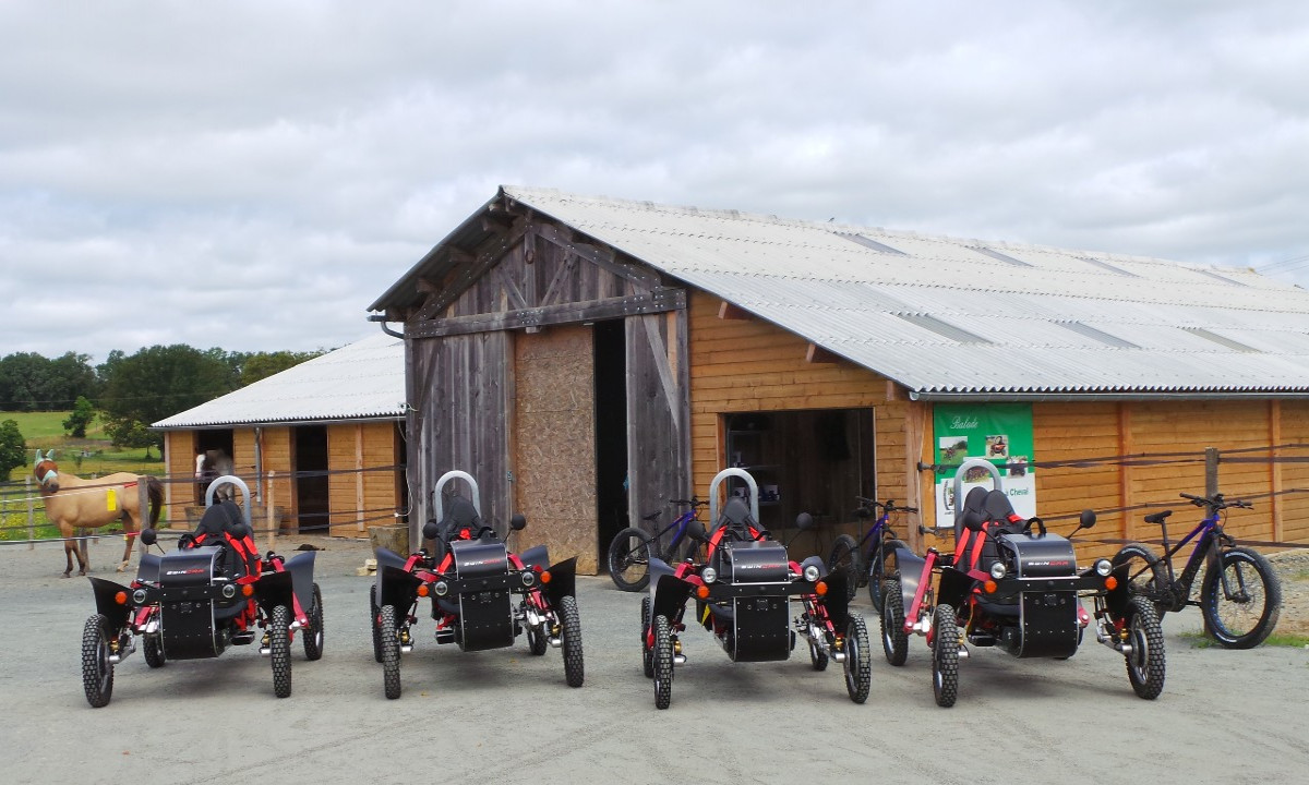 Ferme situé sur 12 hectares donc 10 de prairie et 2 de bois. Une activité de camping dans un écrin de nature avec 2 roulottes, 2 tipis cabane en bois et place de camping. Une activité de balade accompagné avec des Swincar et fat bike électrique afin de découvrir la nature de la Charente limousine avec la multitude de chemins. Et une activité de pension équine avec une production de fourrage naturel autonome.