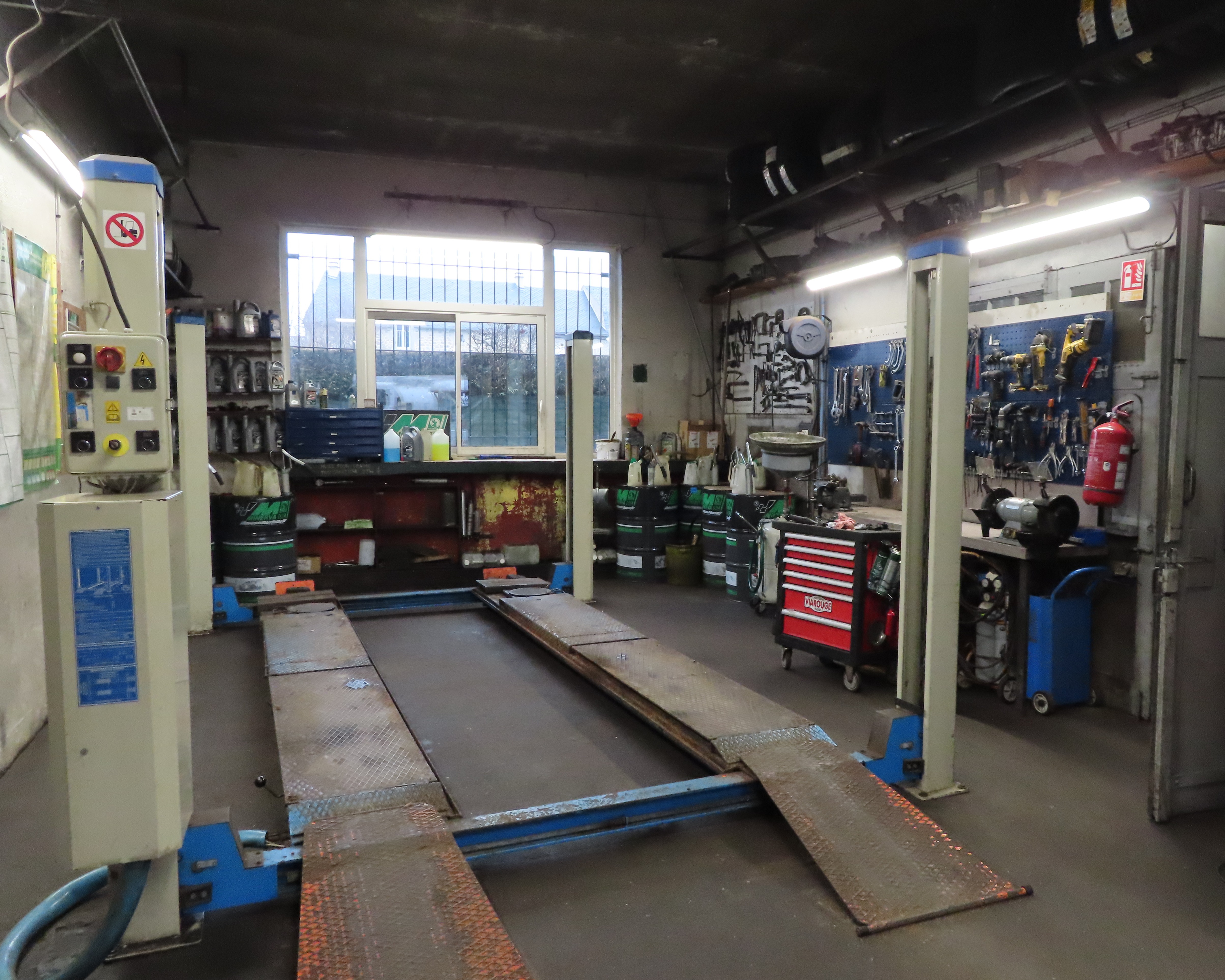 A reprendre, activité de garage automobile avec station-service, entretien, réparation toutes marques,  implanté au cœur d’un village étape de l’autoroute A75 reliant Clermont-Ferrand à Montpellier.
Le garage est composé de deux ateliers de mécanique (environ 100 m² chacun), d’un espace bureaux, d’une réserve (44 m²) et d’une cour équipée d’un automate (deux pompes, trois pistolets) 24h/24 CB et cartes privatives. 
Matériel en bon état de fonctionnement. 
Clientèle de particuliers, entreprises et collectivités. 
Équipe de 2 salariés. Chiffre d’affaire en progression constante.
 
Logement à l’étage (T3).