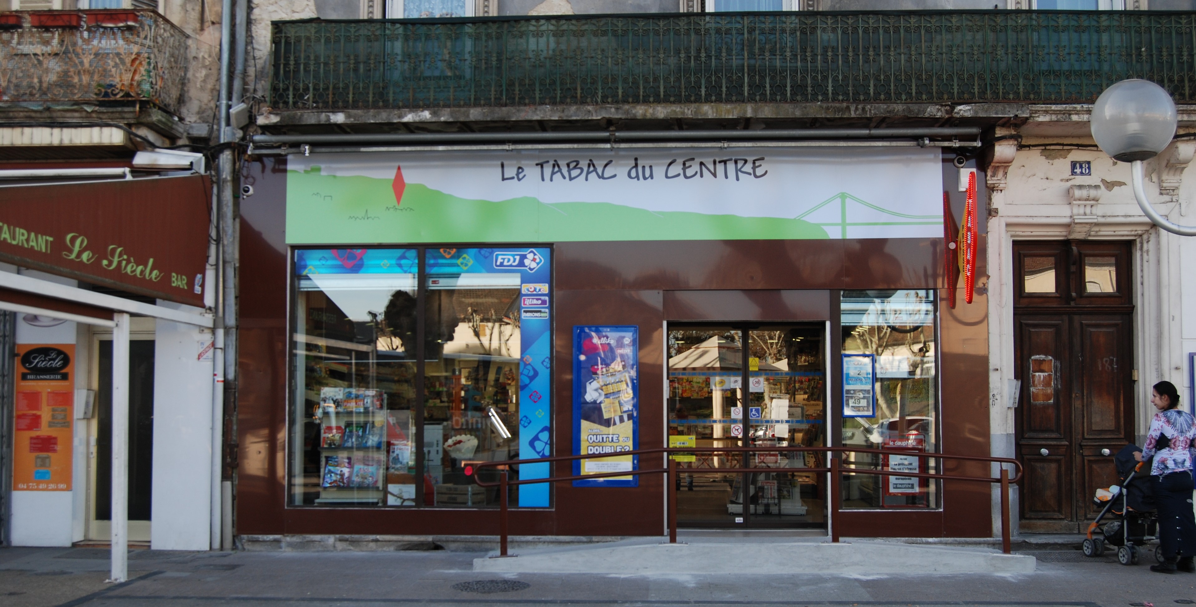 A VENDRE : Fonds de Commerce Tabac-Presse-FDJ-Souvenirs, Sud Ardèche

ℹ️ Exploitation en couple depuis 2005, vente pour cause de départ à la retraite 

📍 Situation idéale : au cœur d’une commune de 9 000 habitants, situé sur la place principale, à proximité immédiate de la gare et de nombreux commerces (supérette, restaurants, bars, boulangeries, banques,…)

✅ Magasin entièrement équipé, conforme aux normes de sécurité et d’accessibilité

✅ État impeccable : entièrement rénové en 2019

✅ Surface : 50 m² de surface de vente + 20 m² de réserve

✅ Stationnement facile : parkings à proximité immédiate

✅ Marché hebdomadaire tous les jeudis matins sur la place

✅ Sécurité renforcée : alarme, vidéosurveillance et rideaux métalliques.

✅ Loyer très attractif : seulement 400 € / mois

👫 Idéal pour un couple  

➡️ Accompagnement possible des repreneurs

💰 Prix du fonds de commerce : 159 000 € hors stock

  📞 Contactez-nous pour plus d’informations ou organiser une visite