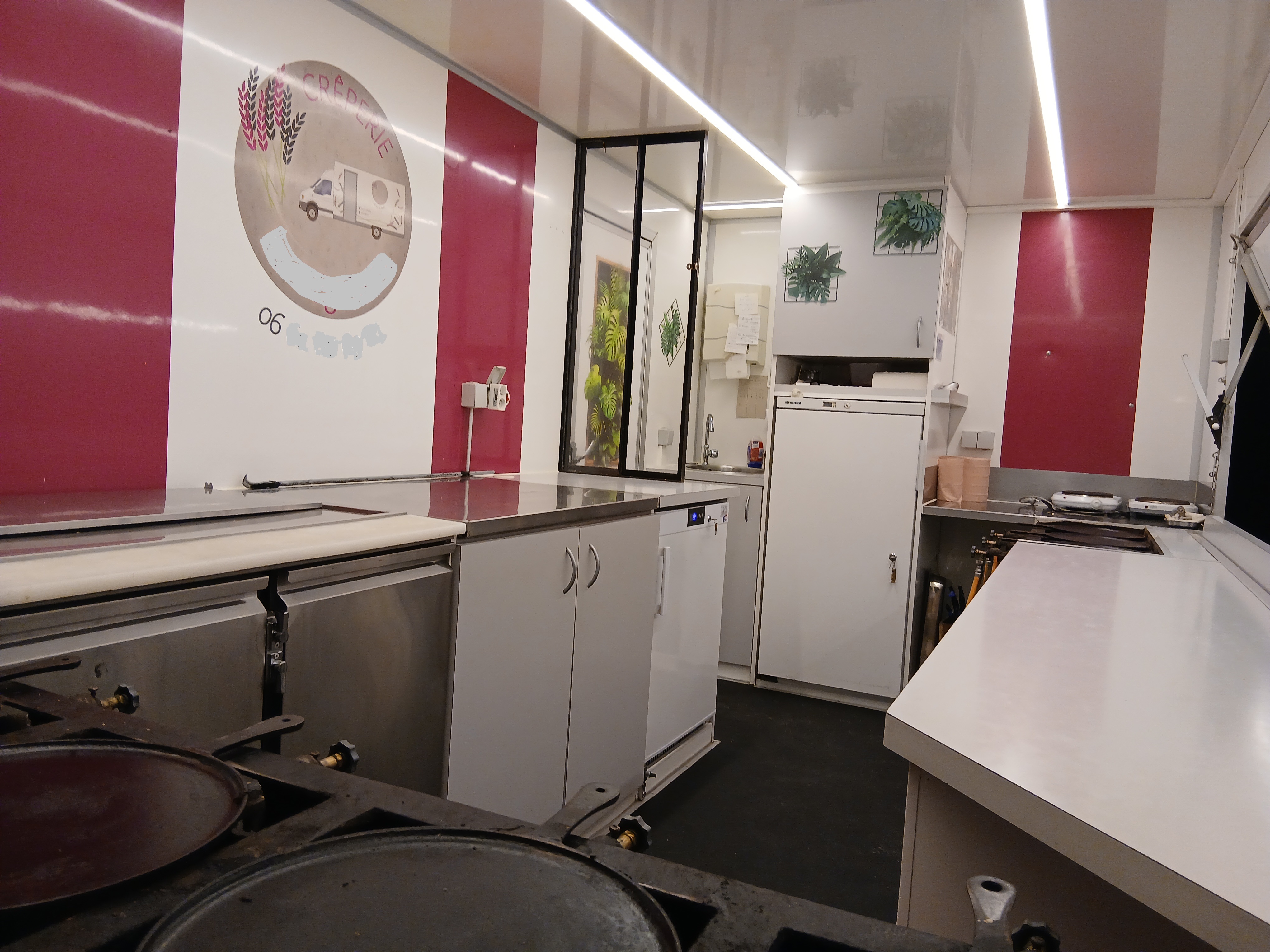 Crêperie ambulante familiale créée en 1970 à vendre. 
Cause départ en retraite
Vous aimez le contact, l'ambiance des marchés ? 
Ce travail vous ravira. 
3 emplacements de marchés dans le 44 Clientèle fidèle + évènementiel.
JUMPER 55000 kms de 2018
Camion tout équipé pour travailler dans de bonnes conditions:
7 brûleurs, 2 bains marie, 1 saladette, 2 frigos, lavabo, coffre 4 bouteilles propane, électricité norme EU.
Possibilité de développer encore cette entreprise.