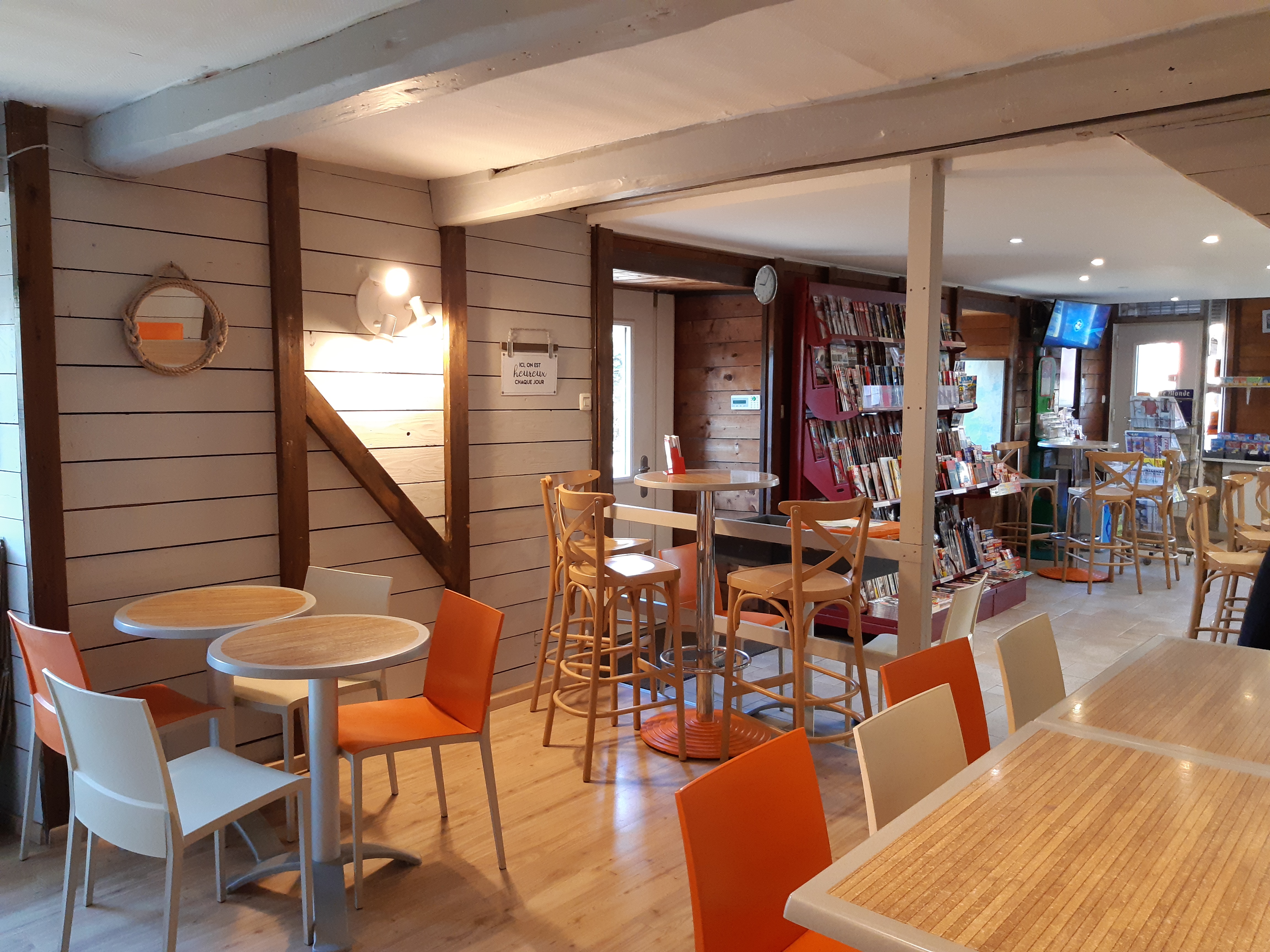 Dans un joli bourg de 3500 âmes, en bord de côte, bar, tabac, FDJ, PMU, presse. Affaire de monopole, dernier tabac avant l'île de Brehat. 
Coin cave, vente à emporter. Grande terrasse. 
Pas de travaux à prévoir...
