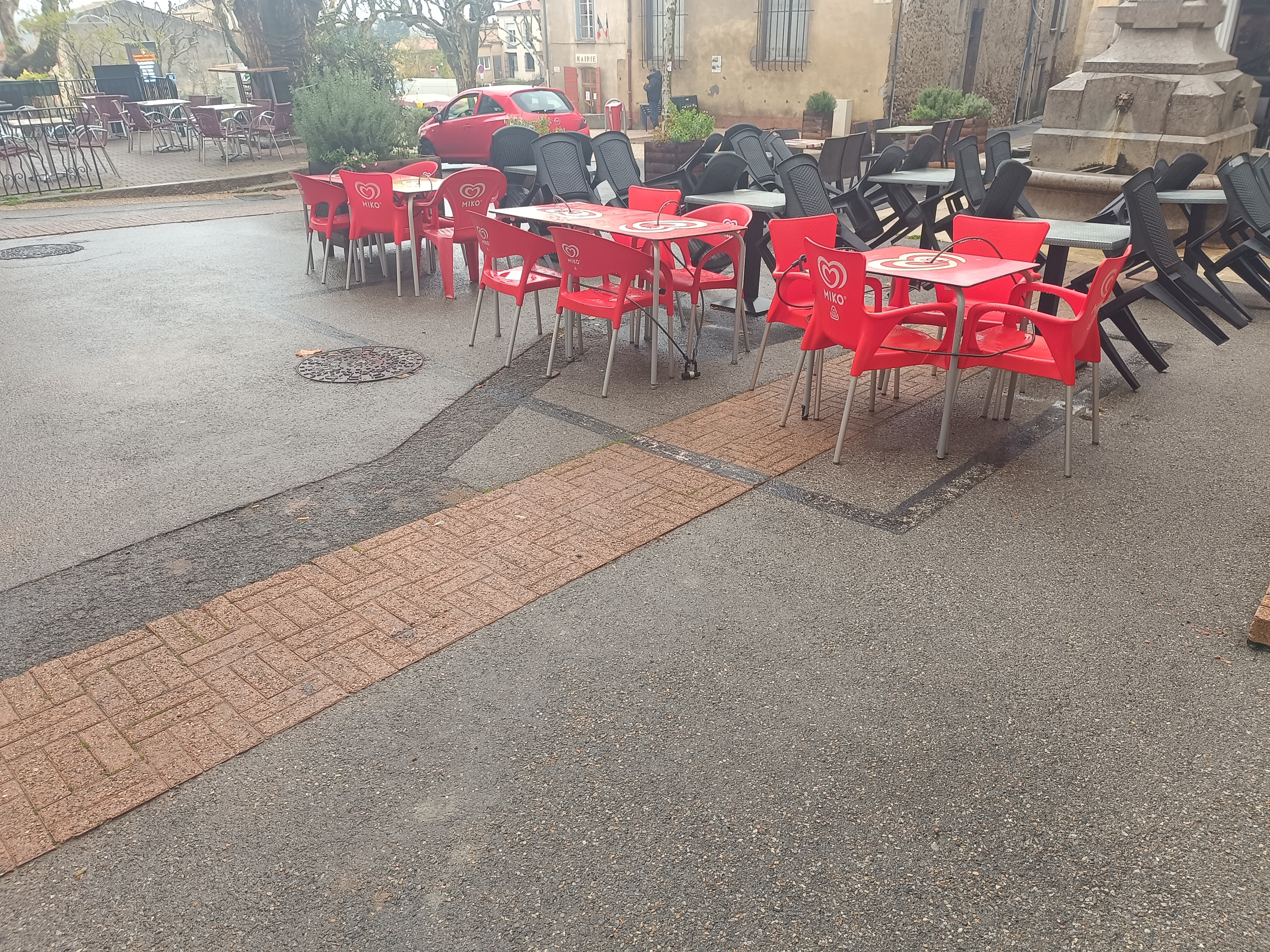 Snack dans village touristique et a côté d un camping 4 étoiles de + de 1800 personnes situation de premier ordre et stratégique au centre du village entouré de 2 bars très bonne entente excellente opportunité très lucrative convient a un couple très sérieux petit loyer
Vendu avec tout le matériel 
une terrasse de 25 places une salle également de 25 place  vous est proposé avec petit loyer 

Pour plus de renseignements contactez par mail