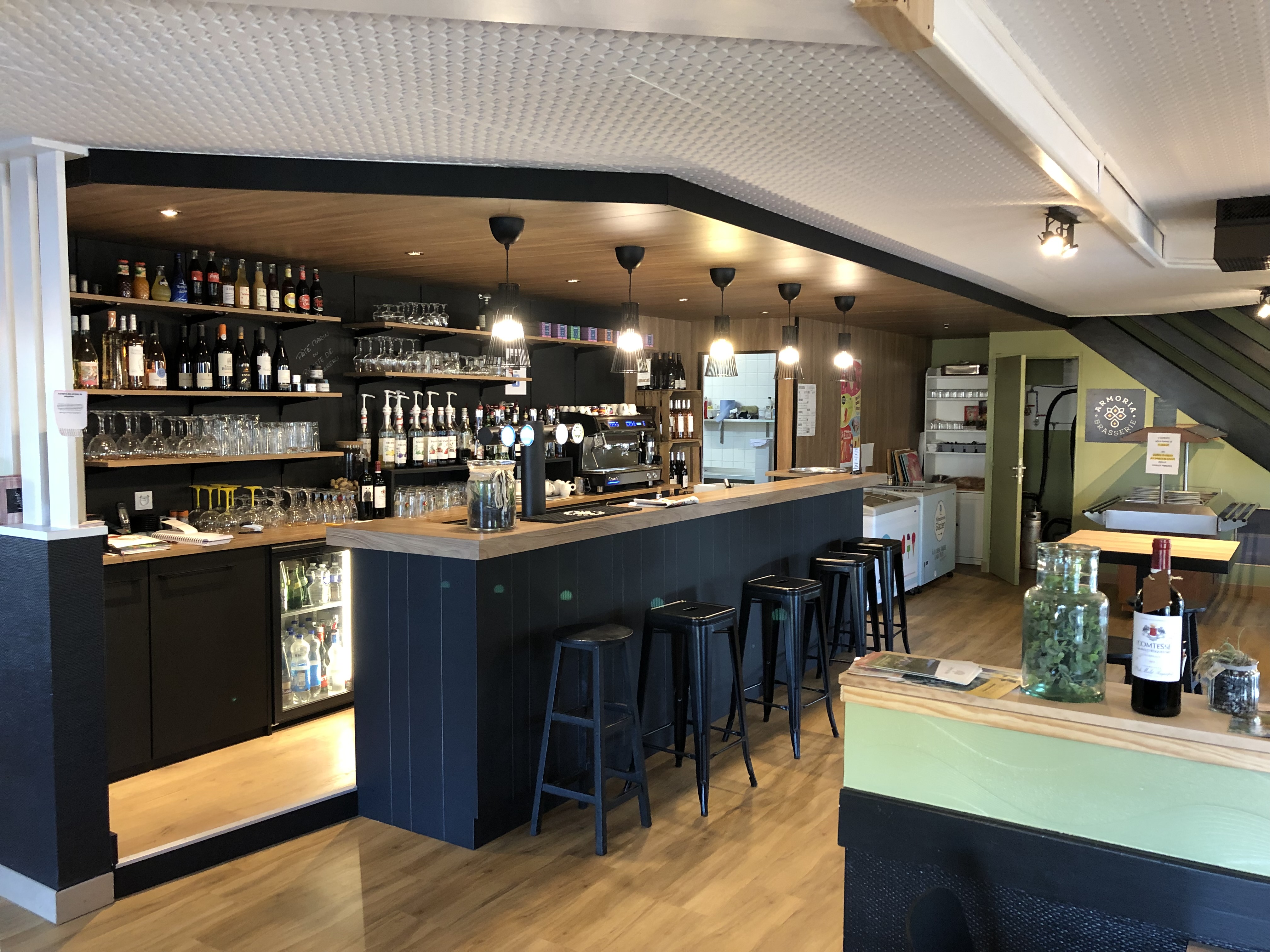 Vend Bar restaurant , murs et fonds, dans une commune de 3200 habitants, proche de Morlaix, sur un axe passant entre Finistère Nord et Sud.
Établissant entièrement rénové en janvier 2022, capacités de 70 couverts intérieur et 40 en terrasse, chiffres d’affaires en net progression depuis 2022, aujourd’hui n’est pas exploité à 100%, ouvert du lundi au jeudi de 7h30 à 14h00 et le vendredi et samedi jusqu’à 21h00.
Possibilité de développer les après midi et le soir en semaine.
Type de restauration, pizzas, burgers, plats cuisinés.
A l’étage un appartement en duplex entièrement rénové en 2023, il se compose de 5 chambres, 2 salles de bains, 2 wc, séjour / salon, cuisine équipée, balcon de 10m2