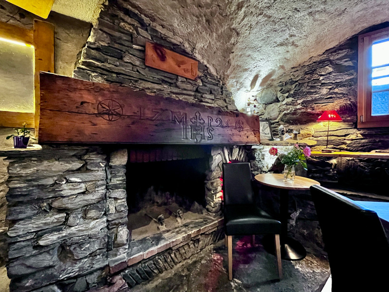 Excellente opportunité situé en face des montagnes, profitez d'une vue imprenable et d'un cadre paisible afin d'acquérir le fonds de commerce de ce restaurant de haute qualité situé sur l'axe principal de la Haute Maurienne en Savoie, suite a raison personnelle,Le restaurant, une ancienne étable rénovée dans un cadre montagnard, est prêt à l'exploitation et peut accueillir une soixantaine de personnes dans deux magnifiques salles voûtées en pierre. À l'extérieur, une terrasse avec pergola pouvant accueillir environ 16 couverts offre une vue imprenable sur les montagnes. Prisé par les fidèles locaux et les touristes en quête d'un très bon restaurant... Un grand appartement lumineux de type T4 en très bon état vient compléter cette offre. 

Plus d'informations et de photos sur demande. 

Depuis le très grand parking, vous montez 12 marches pour arriver sur une terrasse d'environ 50 m² avec pergola d'une capacité d'environ 16 personnes. 5 marches de plus vous mènent à la porte d'entrée principale, mais il est également possible de contourner les escaliers et de rentrer directement dans la salle de restaurant de plain-pied. Vous voilà au bar (licence IV avec permis d'exploitation) avec des tabourets et un petit salon avec des fauteuils et une télévision. La décoration est soignée et bien entretenue avec un carrelage clair, des poutres apparentes, du bois et des pierres. La première salle de restauration, dotée d'une belle cheminée à foyer ouvert offrant un charme incomparable à la pièce, peut accueillir environ 45 personnes. La deuxième salle attenante peut accueillir environ 15 personnes.

Des outils de travail d'exception sont en place :
- une cuisine bien équipée avec du matériel récent et une porte d'accès vers l'extérieur,
- une zone de préparation dessert indépendante de la cuisine,
- un grand bar avec machine à café (sous contrat de location/entretien, le seul contrat attaché à l'exploitation),
- une cave à vin double pour stockage à température idéale de vos vins.

Ce bar-restaurant se trouve dans une petite copropriété de 9 lots, dont 4 qui appartiennent au bail commercial. 
Lot n° 1, étage -1, une cave de 37,7 m² avec entrée extérieure indépendante
Lot n°2, étage 0, le local commercial de 215,5 m²
Lot n°3, étage +1, l'appartement de 118 m² avec pièce de vie orientée sud-est, et une entrée indépendante du restaurant
Lot n°4, étage -1, une cave de 20,1 m² pour stockage du vin, avec accès par la cuisine.

Possibilité d'acquérir les murs immédiatement ou de manière différée.

Fort potentiel de développement : le chiffre d'affaires est établi sur une ouverture uniquement le soir, 6 jours sur 7 pendant la saison d'hiver (mi-décembre à mi-avril) et sur une ouverture a l’ année,


Bilans disponibles sur demande



Pas de démarchage souhaite pour être contacté(e) par des agents immobiliers