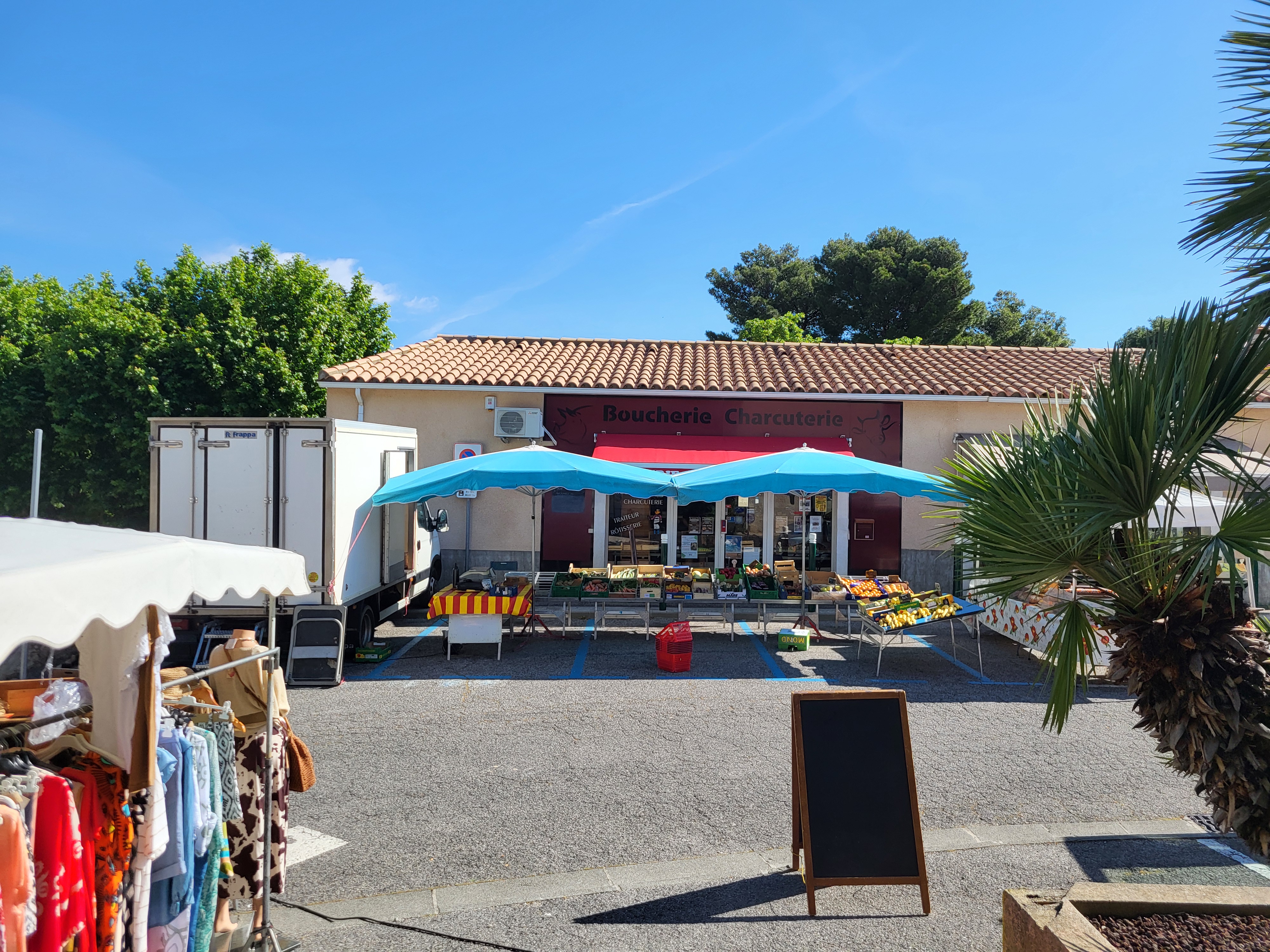 Commerce clefs en main, fruits et légumes sur les marchés, comprenant le véhicule vl iveco frigo entretenu, places de marchés, tout le matériel, tables, balance, caisse, parasols,... 
Contact avec les fournisseurs. Apprentissage possible pour débutant.
Je suis disponible pour plus d'informations.
