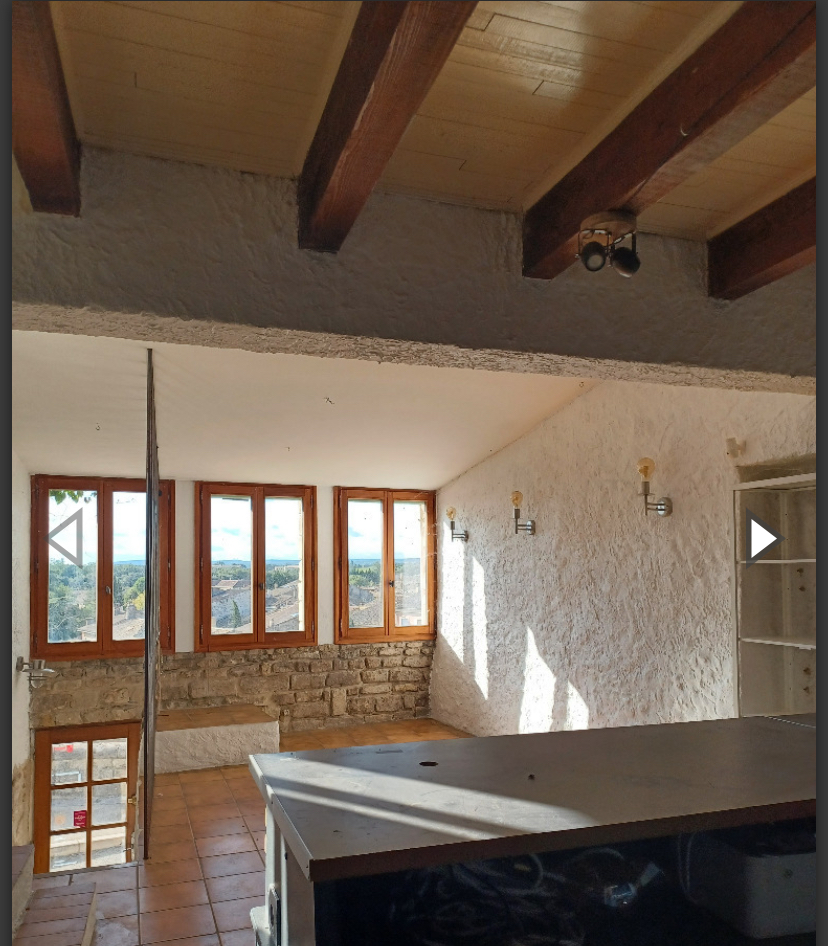 Local commercial situé au coeur de GRIGNAN (labellisé plus beau villages de France).
Lieu de passage obligé (dans la rue qui monte au château).


Tous commerces


Terrasse comprise avec vue exceptionnelle !


Forte visibilité et grande affluence !


Droit d’entrée/pas de porte : à définir
Loyer : 1 450 €.


Restaurant possible (extraction + monte plat) avec 60/70 places assises avec la terrasse
+ Aménagement du garage existant en local commercial, vu avec la mairie.

Le local est entièrement vide, des travaux d’aménagements en fonction de votre projet peuvent être à prévoir, 

Tout projet est possible ! 

Emplacement stratégique ! Une opportunité à ne pas manquer pour commencer ou développer une activité rentable dans un des plus beaux villages de France !

Restaurant/pizzeria/crêperie/salon de thé/glacier/fleuriste/commerçant/
boutique/artisan/créateur/galerie…