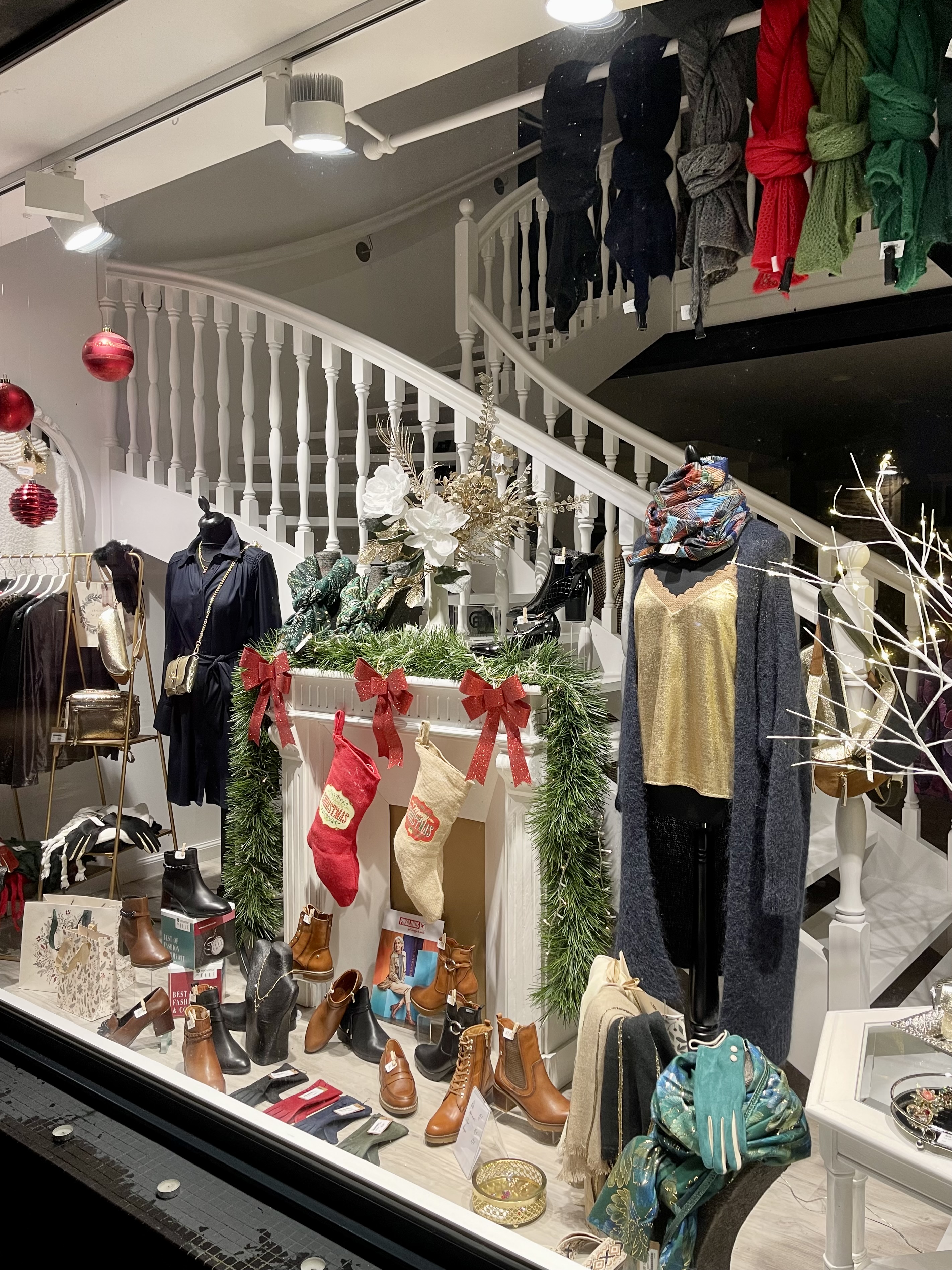 À vendre fond de commerce 
Concept store pour Elles et boutique en ligne
Chaussures vêtements accessoires et maroquinerie