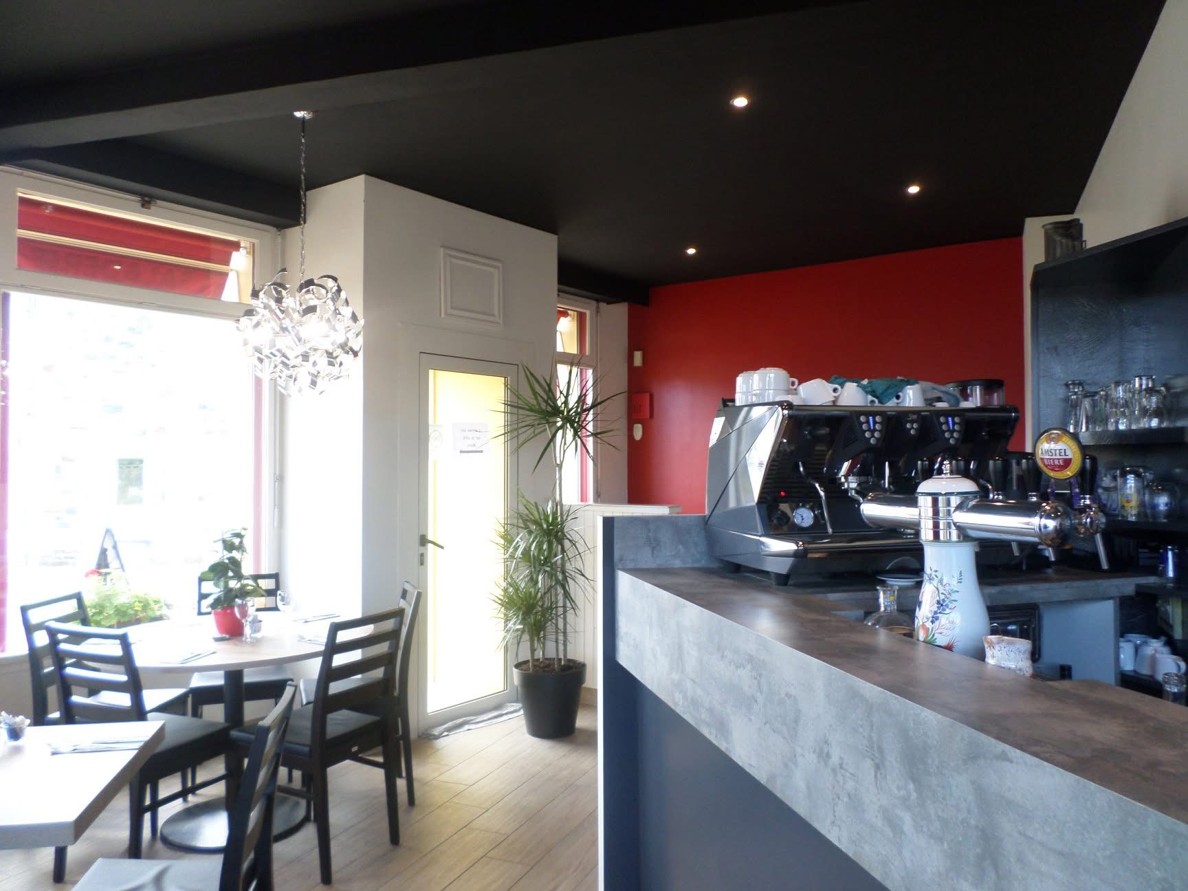 À vendre ou à louer : restaurant situé à Hillion, à seulement 700 mètres de la mer, dans une commune dynamique et attractive.

L’établissement dispose d’une capacité d’environ 80 personnes en intérieur et environ 20 en terrasse. Idéal pour accueillir une clientèle locale et touristique, notamment grâce à la présence de 2 camping, d’un collège, d’un festival local en Août et de marchés nocturnes en été.

Le bien comprend également un étage avec deux appartements, ainsi qu’une cave de stockage.

Prix murs : 250 000 € ( à vendre ou en location) 
Prix fond de commerce : 150 000 €

Très bien desservi, avec un grand parking communal en face. 

Situé à 15 minutes de Saint-Brieuc et 1 heure de Rennes, ce restaurant bénéficie d’une excellente accessibilité grâce aux différents commerces et transports à proximité.