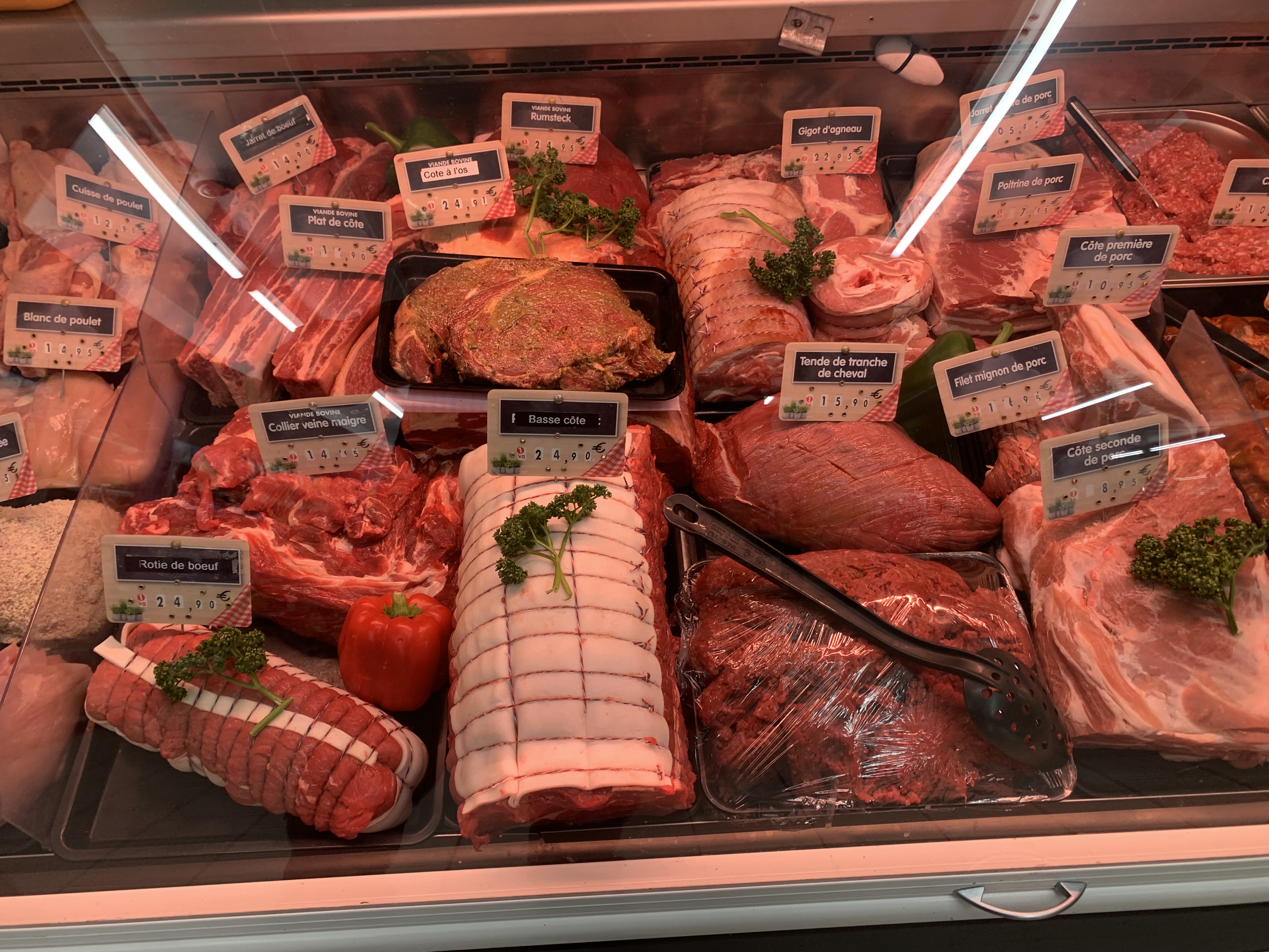 Épicerie sous enseigne Proxi doté d’un rayon boucherie charcuterie artisanale.
Fond de commerce avec matériels et laboratoires de cuisine, charcuterie, et boucherie . 
Affaire idéale couple . 
Tournée de portage de repas (90 clients en moyenne par jour)
Chiffre d’affaire 2025 : 960k€
Possibilité de vendre les murs également .