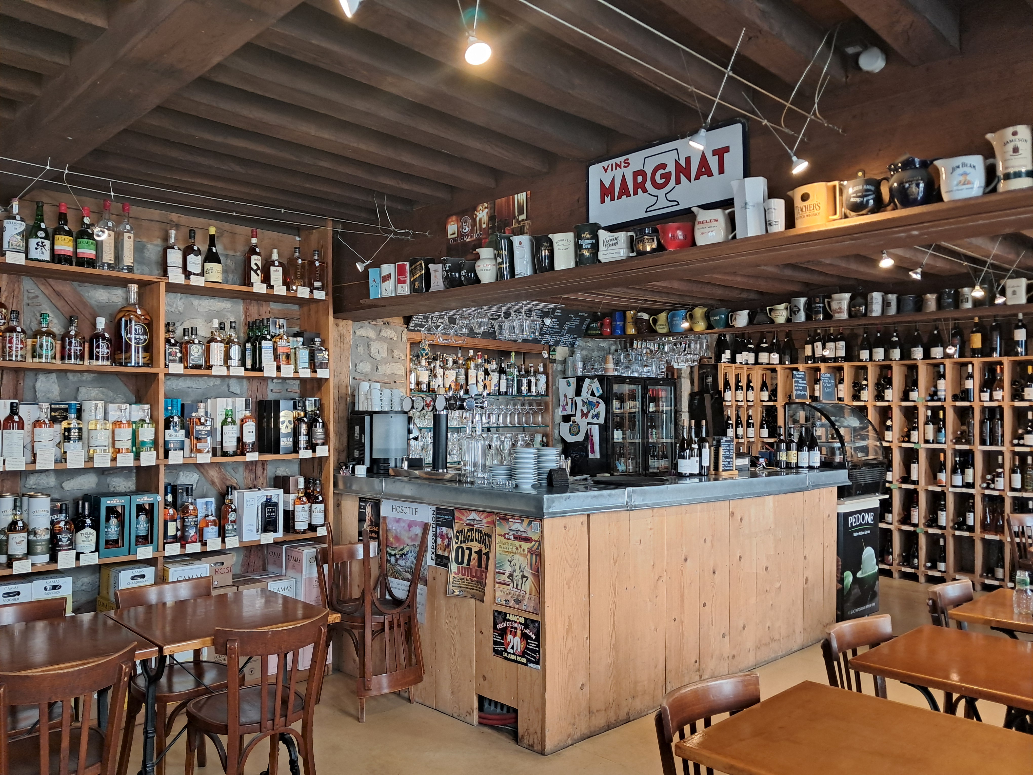 Vous rêvez de conjuguer art de vivre, convivialité et terroir dans un cadre naturel exceptionnel ?

Ne cherchez plus ! Nous transmettons un concept unique associant cave à vin, bar à vin et restauration dans une charmante commune du Nivernais-Morvan, en Bourgogne-Franche-Comté.

Un lieu à fort potentiel
Installé en plein centre-ville, sur un emplacement numéro 1, notre établissement est apprécié pour son ambiance chaleureuse, sa belle terrasse ombragée, et sa sélection de vins soigneusement choisis.
Aujourd’hui exploité en journée uniquement, le service du soir reste à développer, tout comme l’organisation de soirées thématiques, dégustations, ou événements culturels.

Ce que nous proposons :
•	Une surface de 90 m² parfaitement agencée (boutique, cuisine aux normes, réserve, bureau)
•	20 à 25 couverts en salle + 30 à 35 en terrasse
•	Un loyer très raisonnable
•	Un chiffre d'affaires stable autour de 200 000 €
•	Prix de cession : 130 000 €
•	Pas de personnel à reprendre

Et si c’était votre nouveau projet de vie ?
Que vous soyez jeune entrepreneur, en reconversion, caviste, restaurateur ou simplement amoureux du vin et des rencontres, ce lieu n’attend que votre touche personnelle pour continuer à faire vivre la passion du terroir dans un cadre humain et authentique.

Contactez-nous pour en savoir plus ou organiser une visite !
Un projet à taille humaine, dans une région riche de nature, de culture et de gastronomie, vous tend les bras.

Infos et contact : Concept unique cave a vin/bar a vin/restauration à reprendre - Nivernais - Morvan - Nièvre - BFC259775H - Transentreprise