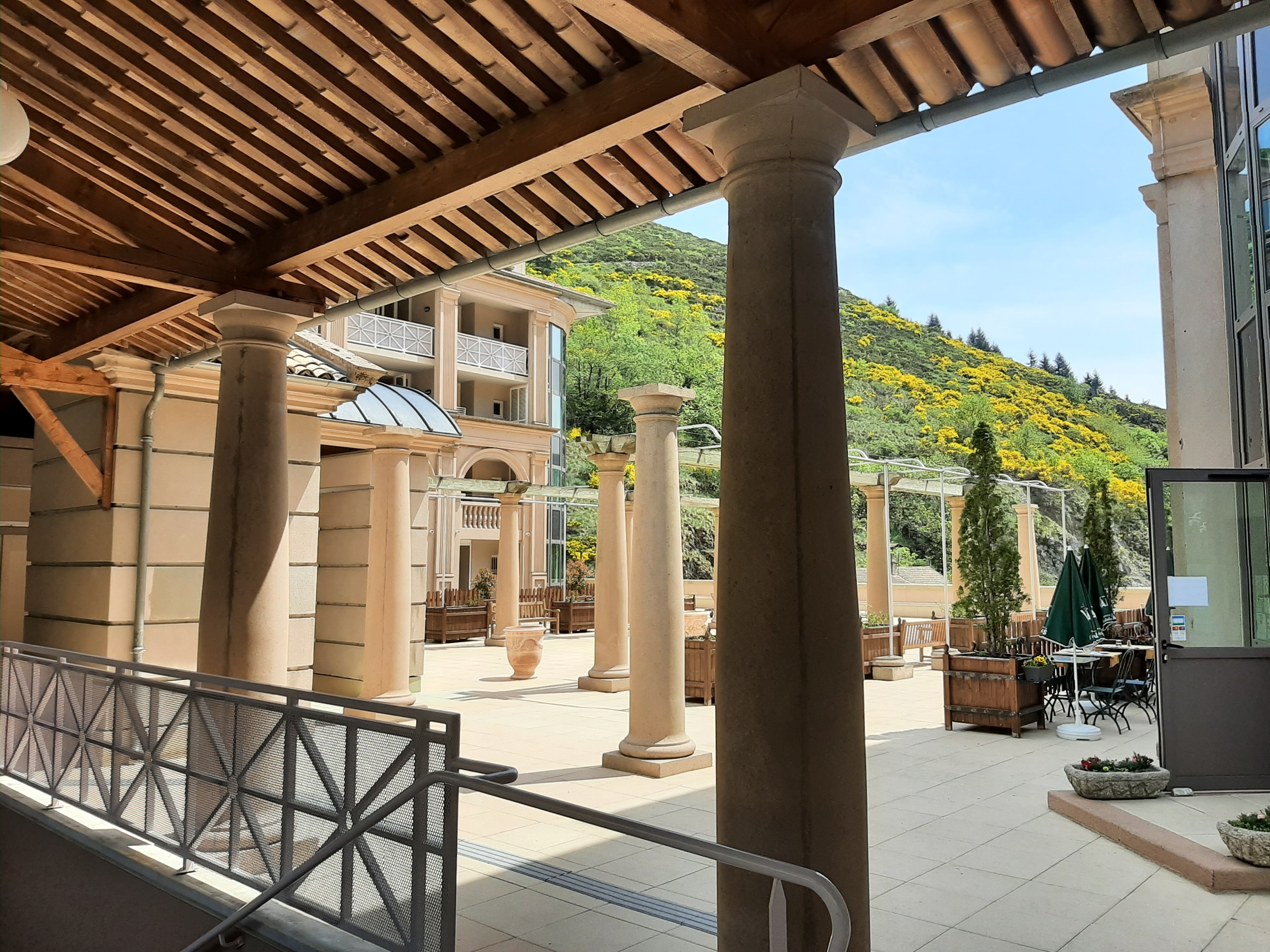 Gérant/Gérante de Restaurant 
Saison 2023

Les Thermes de Saint-Laurent les Bains, établissement convivial et familial, recherche pour son Bar-Restaurant "L'AIGLON" un chef gérant pour la saison 2023.

Son équipe dynamique sera heureuse d'accueillir un chef motivé qui saura créer un lieu sympathique et une table incontournable !

Très bien situé(au cœur de la Résidence des Thermes : 95 appartements et sur le chemin de Stevenson / GR70), le restaurant dispose de la clientèle stable de la résidence, assurée par avance sur réservation, et propose une carte simple et locale pour les clients de passage.

Licence IV, entièrement équipé, salle de 50 couverts + terrasse très agréable de 30 couverts, loyer à négocier.

Saison : du 24 mars au 16 novembre 2023.

Ouverture : Matin ( PDJ), midi et soir 7/7 ou possibilité de 6 jours sur 7 avec préparation à l'avance de plateaux repas le dimanche et / ou certains soirs selon vos souhaits.

Possibilité d'organiser des soirées à thèmes, de développer l'activité ( plats à emporter, rôtissoire....), à vos propositions !

Clientèle :
- Curistes, remise en forme et SPA ( Pension complète ou Demi-pension)
- Clientèle de passage...

Cuisine : de terroir/traditionnelle (sensibilité diététique / santé serait un plus).
Travail des produits locaux et de saison.
Expérience et références souhaitées.

Plus d'informations/candidatures : 
*Par courrier : La Direction, Chaine Thermale du soleil, Thermes de St Laurent, 07590 St Laurent les Bains  
*Par mail : fanny.remiller@chainethermale.fr
*Contact : 04 66 69 72 70 ou 04 66 69 75 30