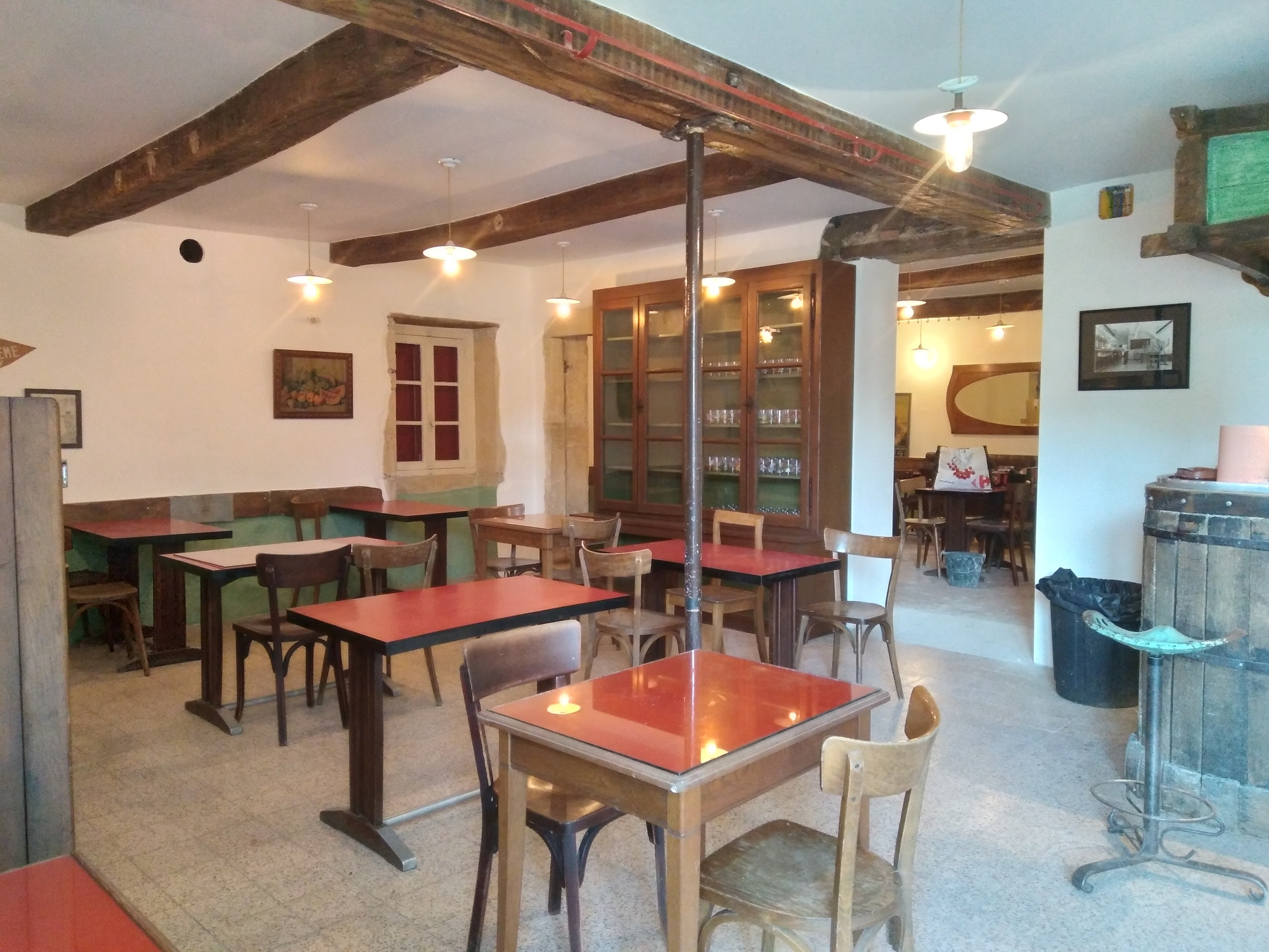 Restaurant traditionnel – Montceaux l’Etoile (71) – Charolais-Brionnais
	CA 2024 : 464.000 €, Marge Brute : 63,2%, Val Ajout 45,3%
	A reprendre, au cœur du Charolais-Brionnais, restaurant de cuisine familiale et de terroir avec licence IV, rénové intégralement en 2022. Carte courte, cuisine atypique
	Deux salles (55 couverts) + terrasse ombragée (130 couverts).
	Forte notoriété régionale ; Clientèle fidèle et diversifiée : ouvriers en semaine, familles, touristes, randonneurs et cyclistes le week-end ; zone de chalandise Roanne – Charlieu – Digoin – Paray – Charolles ; parking spacieux,
	Atouts : Fidélité locale et attractivité touristique, nombreux points d’intérêt aux alentours ; organisation d’événements et animations possibles.
	Equipe à reprendre : une apprentie polyvalente (CAP cuisine), 5 extras saisonniers fidèles
	Cuisine spacieuse, équipement complet (liste sur dde), accès et toilettes PMR OK, logement T3, 130m² à l’étage
	Affaire à céder pour changement professionnel, accompagnement proposé, montant souhaité : 190.000€ (pour le fonds), murs en vente : 195.000€