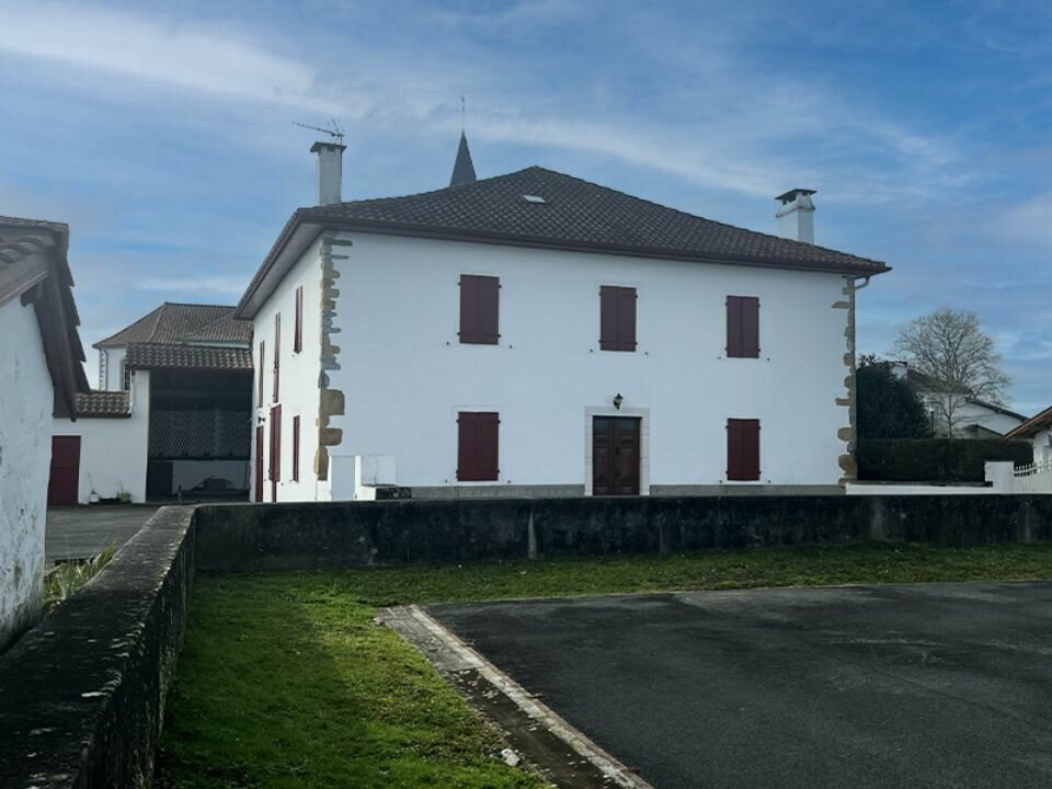 Description du bien :

La commune de Béhasque-Lapiste lance un appel à manifestation d’intérêt pour l’exploitation de la Maison Elissetchia, un bâtiment communal situé au cœur du village.

La commune est ouverte à différents concepts combinant plusieurs usages :
- Café - bar - restaurant
- Hébergement
- Lieu culturel ou événementiel
Service aux habitants
- ...

Les projets devront favoriser la convivialité, les liens sociaux et l'ancrage local.

Surface du bien :

Cette bâtisse traditionnelle basque offre :
- environ 247 m² au rez-de-chaussée
- 175m² à l'étage (R+1)
- Un espace extérieur
- Un cadre idéal pour créer un lieu de rencontre et d'activité économique à taille humaine.

Localisation :

Situé à proximité immédiate de la mairie, en cœur de village.

La commune se situe à quelques minutes de Saint-Palais, dans un bassin de vie d'environ 11 000 habitants et bénéficiant d'un tissu économique et touristique actif.

Conditions d'acquisition :

Visites du site : 13 au 24 avril 2026
Date limite de candidature : 20 mai 2026
Pour en savoir plus : https://behasque-lapiste.fr/