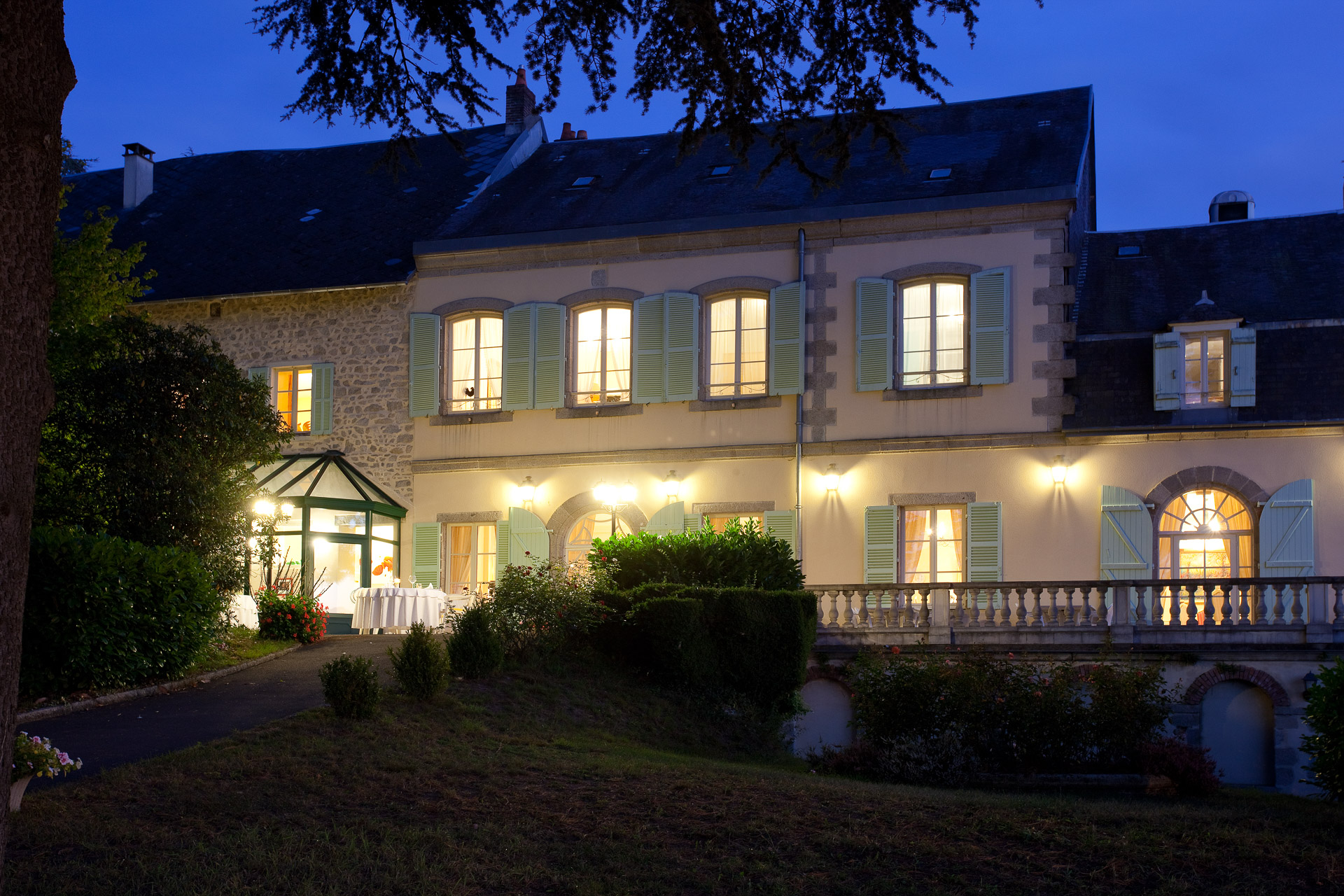 Dans un calme absolu avec une vue exceptionnelle sur la vallée de la Creuse, ce restaurant gastronomique est abrité dans une ancienne maison de maître du XIXe qui domine un parc arboré au cœur de la ville. Cette propriété profite d'un environnement sauvage où chaque convive trouvera, en toute intimité, la communion avec la nature.

Elle se transforme en lieu festif et d'échange (mariages, réception, conférences, rencontres d'artistes …) avec sa grande salle de réception.

Le décor, l'accueil et le service sont en harmonie avec la cuisine raffinée et créative de Jean-François Rodallec. Concoctées à partir de produits du terroir, les assiettes sont copieuses et esthétiques. Le chef, d'origine bretonne, travaille les produits de la terre comme de la mer : homard du vivier flambé au whisky, filet de bœuf à la lie de vin... Les plats de la carte changent régulièrement, selon les arrivages et les saisons.