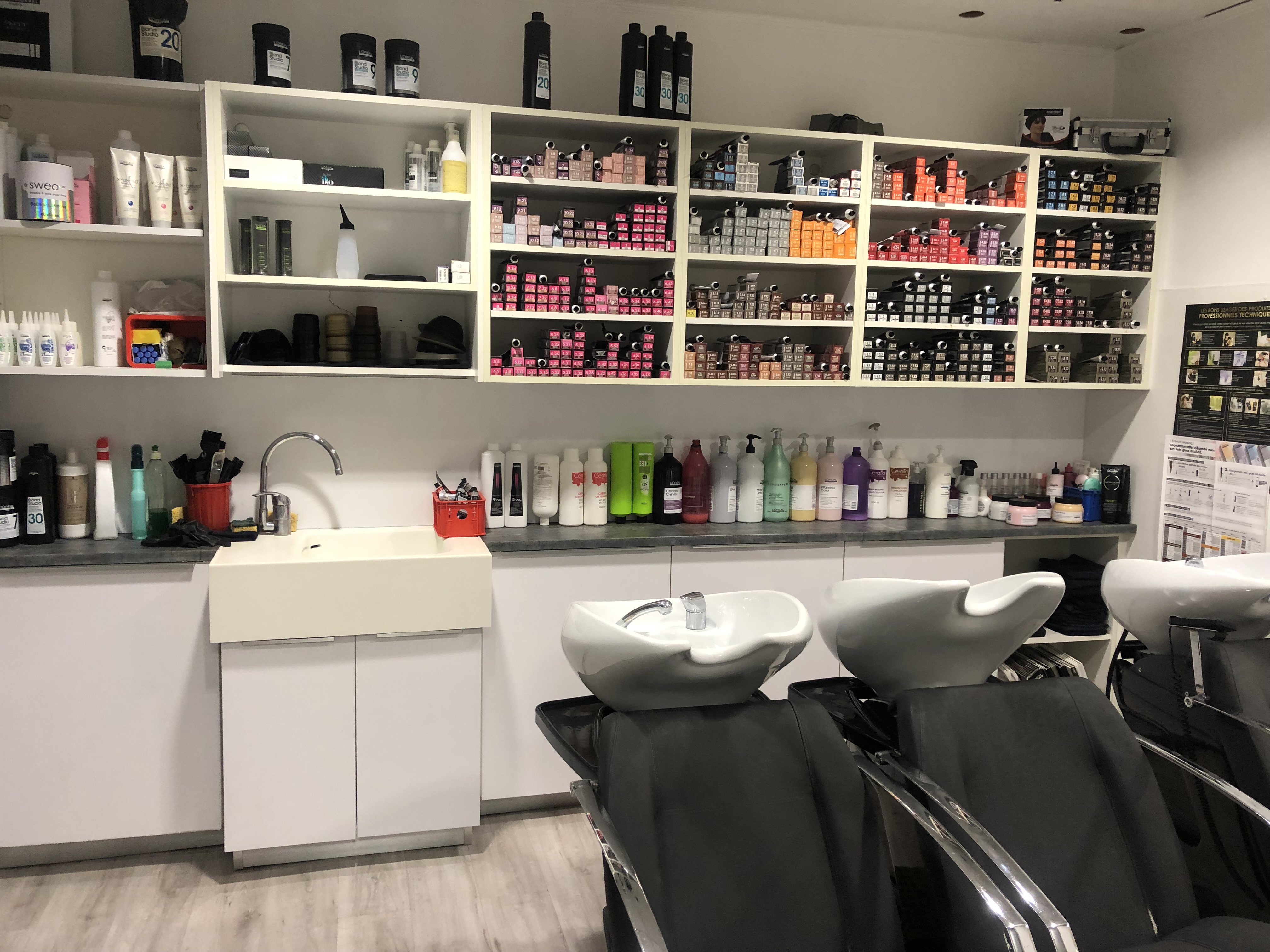 💇‍♀️ À SAISIR – SALON DE COIFFURE À VENDRE À AUCH (32)
📍 27 avenue de l’Yser – Quartier dynamique avec parkings à proximité

Vous rêvez de reprendre un salon de coiffure clé en main avec une clientèle fidèle et une équipe en place ?
➡️ Salon ouvert depuis 1978, excellente réputation
➡️ 75 m² bien agencés, 2 bacs à shampoing (dont 1 massant en rénovation)
➡️ Lave-linge et sèche-linge NEUFS
➡️ 2 salariées + 1 apprentie déjà en poste
➡️ Possibilité pour la gérante de rester comme salariée si souhaité

🔧 Aucun investissement lourd à prévoir – Salon prêt à travailler immédiatement !
💼 Parfait pour professionnel(le) ou investisseur souhaitant une activité stable et rentable.

📩 Intéressé(e) ? Contactez-moi pour plus d’infos ou une visite :
📧 anna.tonello72@gmail.com
📱 06 83 13 05 13 / 06 11 99 62 87

N’hésitez pas à partager autour de vous ! 🙏