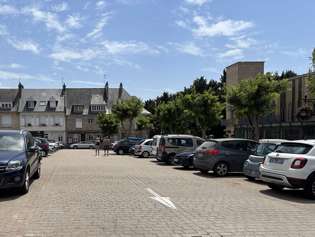 La Commune de Thury-Harcourt-le-Hom, la Foncière de Normandie et la CMA Normandie lancent un appel à candidatures afin de trouver le futur artisan boulanger qui fera vivre une boulangerie neuve, idéalement implantée au cœur du bourg.

Située à seulement 25 minutes de Caen, Thury-Harcourt-le-Hom compte près de 3.600 habitants et constitue l'un des principaux pôles de commerces et de services de la Suisse normande. Réputé pour la qualité de son cadre de vie, le territoire bénéficie également d'une forte attractivité touristique, accueillant chaque année de nombreux visiteurs venus profiter des activités de pleine nature et des paysages emblématiques de la région.

Cette implantation représente une véritable opportunité pour un professionnel souhaitant développer une activité pérenne, en s'appuyant sur une clientèle locale et sur une fréquentation touristique importante.

Le projet comprend un local neuf composé de :
* un espace de vente de 31 m² ;
* un espace de production et de stockage de 87,3 m².

Le loyer annuel est fixé à 14 753 € HT hors charges. Des visites du local peuvent être organisées sur demande.

Afin de favoriser la réussite du projet, le futur repreneur bénéficiera d'un accompagnement individualisé assuré par la CMA Normandie dans le cadre du dispositif « Ici je monte ma boîte ».


Toutes les informations et le dossier de candidature sont disponibles sur la plateforme dédiée : https://cma-normandie.fr/thuryharcourt