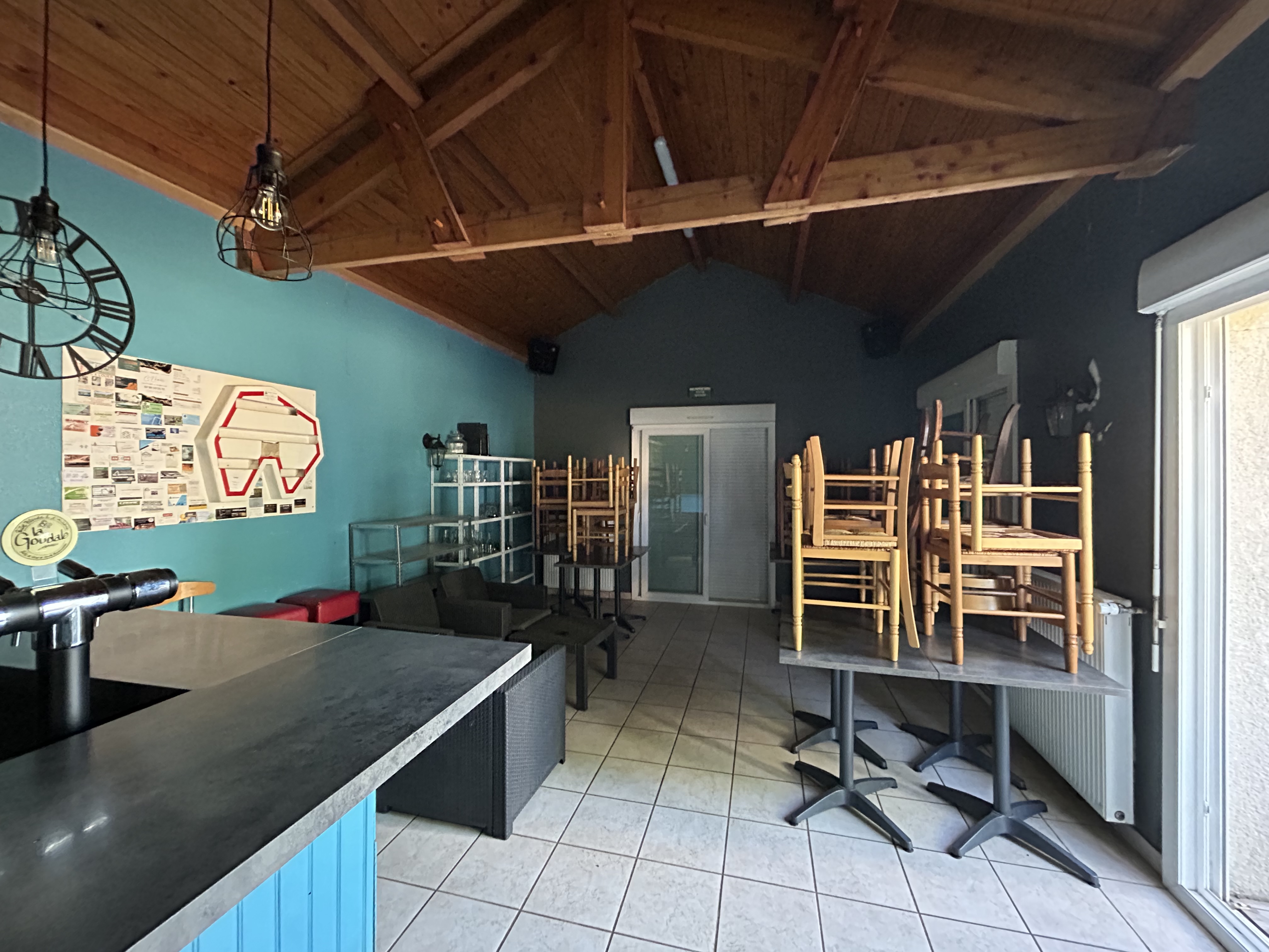 Rejoignez un projet au cœur de la vie locale : 
La commune d’Arnac recherche un(e) gérant(e) pour exploiter son restaurant multiservices situé au cœur du village.
Au-delà d'une activité de restauration, ce lieu a vocation à être un véritable espace de convivialité et de rencontre, participant à l'animation et au dynamisme de la commune.
Notre ambition
Proposer une restauration de qualité, simple et généreuse, à des tarifs accessibles au plus grand nombre.
L'établissement devra répondre aux attentes d'une clientèle variée :
•	Ouvriers et salariés recherchant un repas complet, rapide et abordable ;
•	Habitants de la commune et des environs souhaitant partager un moment convivial ;
•	Associations, familles et visiteurs de passage.
Nous souhaitons faire de ce lieu un commerce de proximité accueillant, où chacun se sent attendu et bien reçu.
Profil recherché
Nous recherchons avant tout une personne ou une équipe :
•	Disposant d'une expérience en restauration, gestion commerciale ou activité similaire ;
•	Ayant le sens de l'accueil et du service ;
•	Appréciant le contact humain et les échanges avec une clientèle variée ;
•	Capable de créer une atmosphère chaleureuse et conviviale ;
•	Souhaitant s'investir durablement dans la vie locale.
La réussite de ce projet reposera autant sur la qualité de l'offre proposée que sur la capacité du gérant à faire du restaurant un lieu vivant et fédérateur.
Conditions de la gérance
•	Mise à disposition du restaurant par la commune selon les modalités définies dans le contrat de gérance.
•	Activité de restauration avec possibilité de développer des services complémentaires en cohérence avec les besoins du territoire.
•	Date de démarrage au plus rapide. 
Candidature
Les personnes intéressées sont invitées à transmettre :
•	Une présentation du candidat ou de l'équipe ;
•	Leur expérience professionnelle ;
•	Une note présentant leur projet d'exploitation et leur vision de l'établissement.
Les candidatures sont à adresser à :
Mairie ARNAC – 40 Rue Saint-Laurent – 15150 ARNAC
Ou par mail : mairiearnac@wanadoo.fr
Pour tout renseignement complémentaire, merci de contacter :
Monsieur Eric DEBUIRE au 04.71.62.90.57 ou par mail au : mairiearnac@wanadoo.fr
Vous aimez recevoir, cuisiner, créer du lien et contribuer à la vie d'un territoire rural ? Rejoignez-nous et participez à faire de ce restaurant un lieu incontournable de la commune.