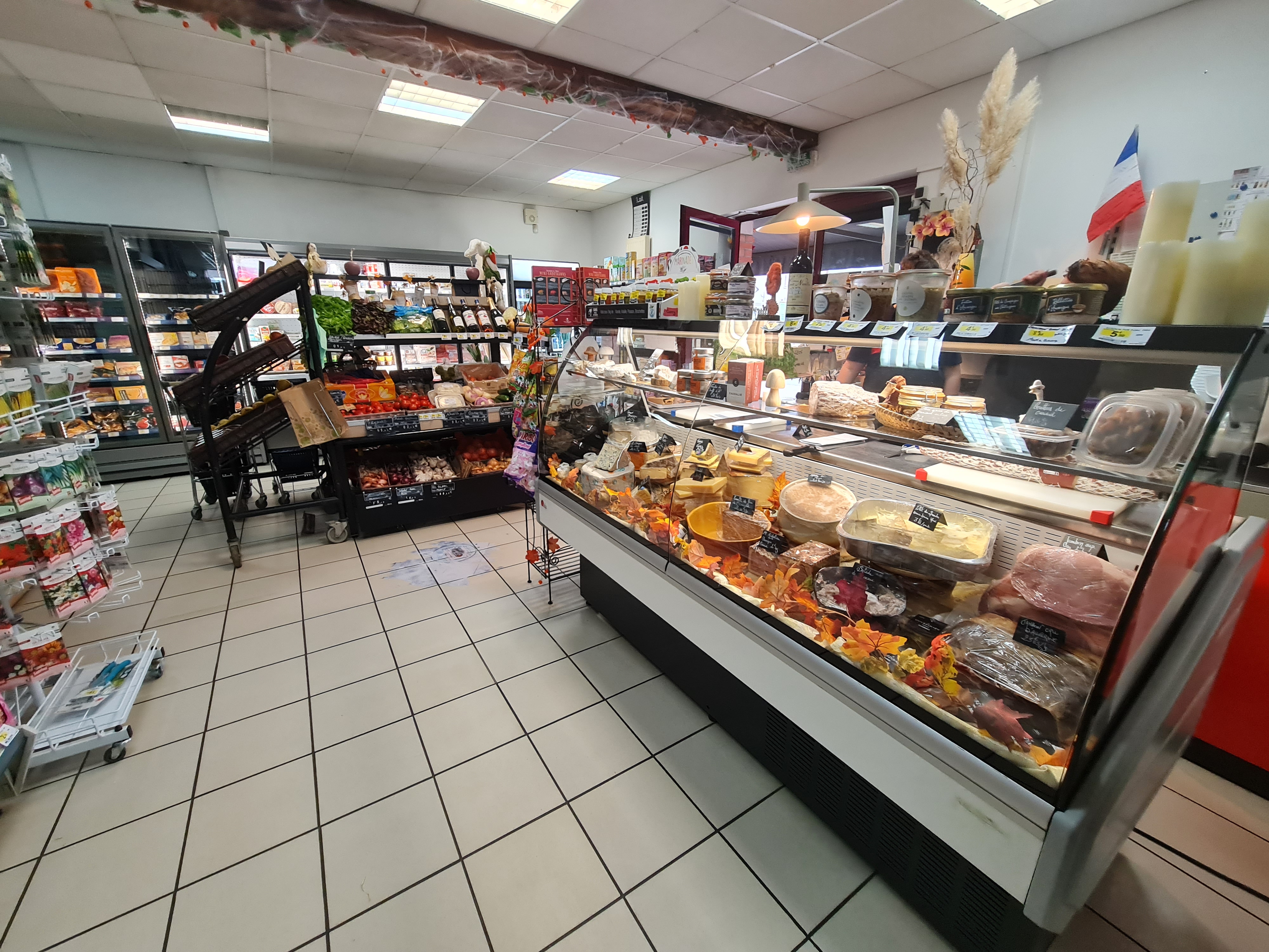 Possibilité de reprendre un commerce alimentaire de 67m² de surface de vente, situé idéalement sur un axe très passant et commerçant d’un village localisé entre Moulins (03) et Bourbon-Lancy (71). 
Situé dans commune dynamique et paisible ; avec de nombreux commerces complémentaires, une Poste, une maison médicale, une école, une crèche, une maison de retraite, une Mairie et des associations qui participent grandement à l’activité du magasin.

En bordure d’une route nationale, avec beaucoup de passage, des résidences secondaires et à proximité du grand parc animalier du PAL, vous n'aurez qu'à exercer votre métier de commerçant alimentaire dans un magasin propre, clé en main pour développer le CA et proposer à votre clientèle de nombreux services (livraisons à domicile, dépôt de pain le lundi et pendant les congés du boulanger, rôtissoire, pressing, rayon coupe avec fromage, charcuterie, traiteur, viande sous vide ; épicerie fine et produits locaux).

Dernier CA : 299 000 € TTC 
Loyer mensuel : 1020 € / mois avec logement inclus sur place.
Vente du fonds de commerce : 85 000 €.
Apport requis : 30K€ minimum (dans les 110K€ de financement total).

Magasin propre, pas de gros travaux à prévoir, clientèle très fidèle, logement spacieux et agréable sur place (160m²) inclus dans le petit loyer de 1020€ /mois et un grand parking à disposition.

Prenez contact avec nous dès aujourd’hui afin d’avoir plus de détails concernant ce point de vente coup de cœur du Nord du département de l’Allier.