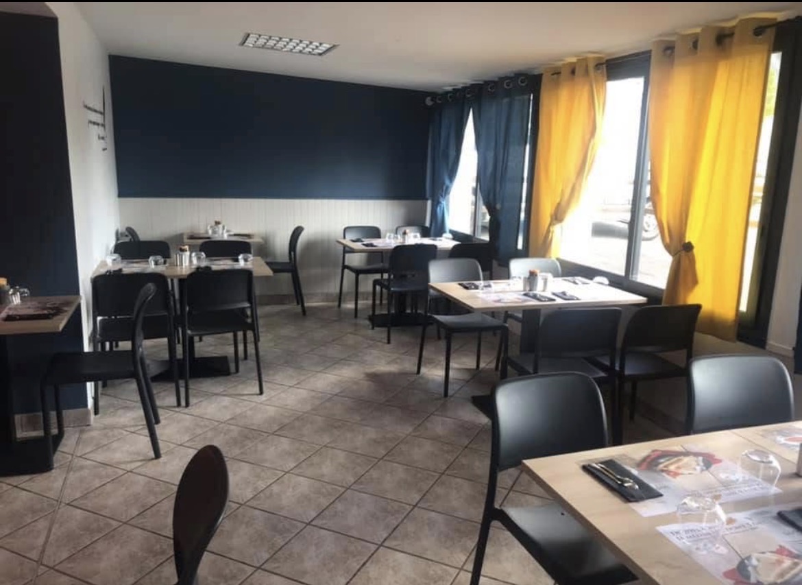 Bonjour 
Nous vendons notre commerce suite à un arrêt de la profession !
Très beau commerce au cœur de broceliande où il y a plus cas paisse ses meubles car les rénovations sont faites intérieur et extérieur egalement.
Pas de fond de commerce à acheter car il existe plus juste les mure à acheter et lancer sont commerce .
Capacité 60 couverts à l’intérieur 20 sur la terrasse.
Au-dessus du Restaurant avec accès intérieur et extérieur, il y a un appartement de 80 m², deux chambres grande pièce à vivre, salle de bain à part toilette à part plus grenier.
Plus de photos, plus de renseignements me contacter. Merci