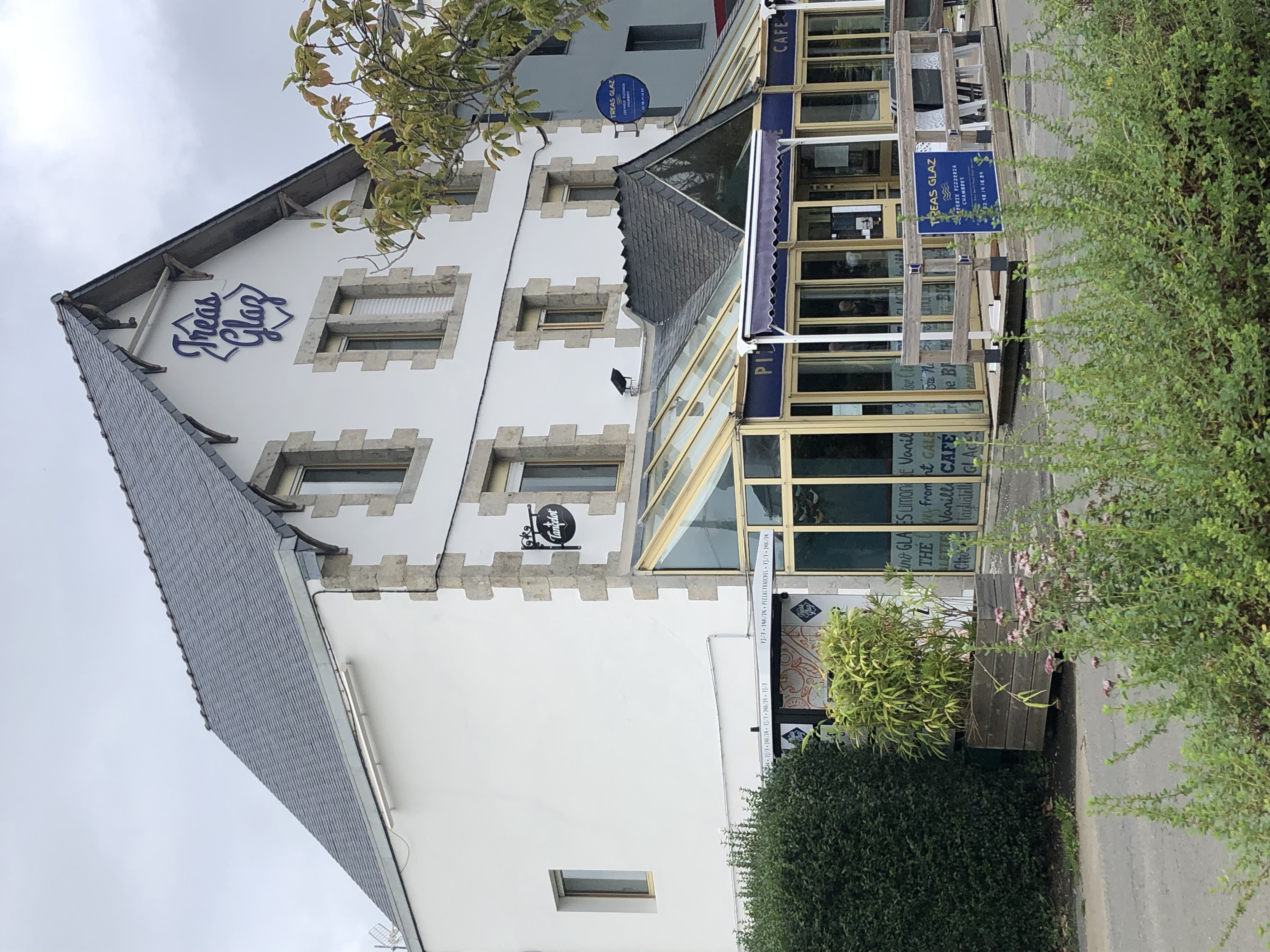 Nous vous proposons à la vente un fonds de commerce de crêperie, pizzeria et bar (Licence IV) avec chambres d’hôtes
idéalement situé à quelques mètres de la mer, dans une station balnéaire du Finistère. Cet établissement bénéficie d’une localisation privilégiée, à proximité immédiate d’une enseigne commerciale très fréquentée, assurant un flux constant de visiteurs. L’affaire, récemment rénovée, est clé en main grâce à des travaux récents et du matériel de haute qualité. 64 places intérieur et 16 en terrasse 
. À l’étage, 5 chambres d’hôtes dont 2 familiales, chacune équipée de toilettes et salle de bain privées, complètent l’activité. 
Gestion chambres par Channel manager
Grand parking devant l’établissement. Pas de contrat brasseur à reprendre. Grand potentiel de développement est à noter pour la partie bar (Licence IV),peu exploitée puisque l’activité actuelle est concentrée sur les services du midi et du soir uniquement.le Chiffre d’affaires est en constante progression depuis sa création
Le bâtiment a connu une très importante rénovation intérieur extérieur
Un entretien de très bonne facture aucun travaux à prévoir pour les années à venir
Beaucoup de travaux sous décennale
De nombreuses possibilités s’offre aux repreneurs
Fonds de commerce 350 000€
ou murs et fonds possible